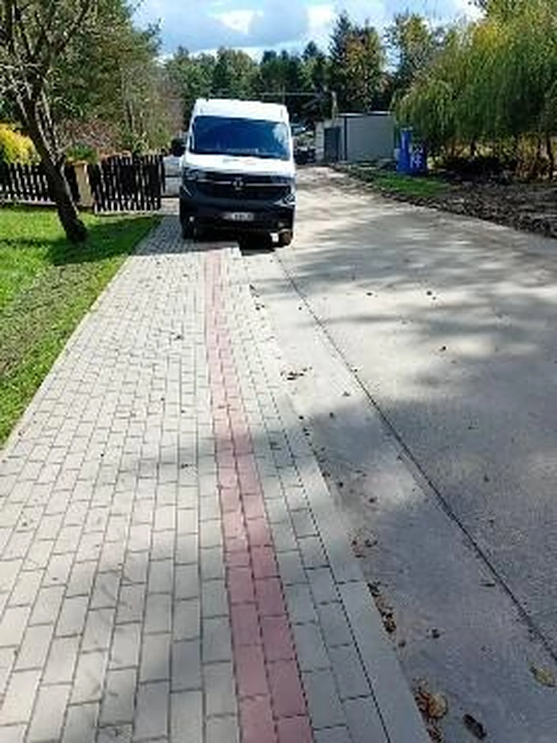 Auto stoi na chodniku zrobionym w zeszłym roku. A ekipa niedawno zamiast robić most, patrzyła się na dupy.