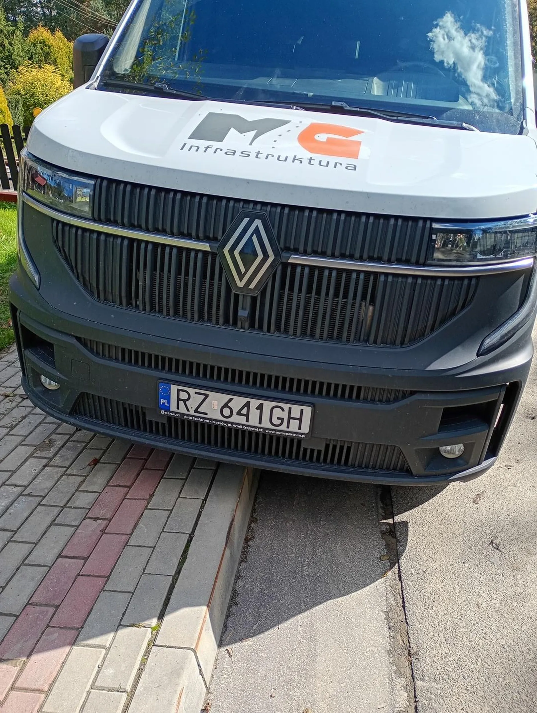 Auto stoi na chodniku zrobionym w zeszłym roku. A ekipa niedawno zamiast robić most, patrzyła się na dupy.