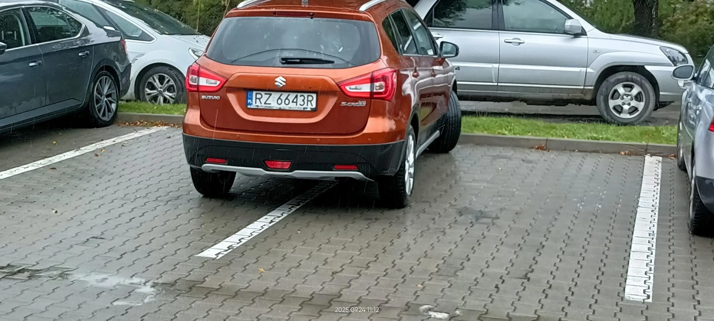 Babiszon nie potrafi kulturalnie zaparkować.