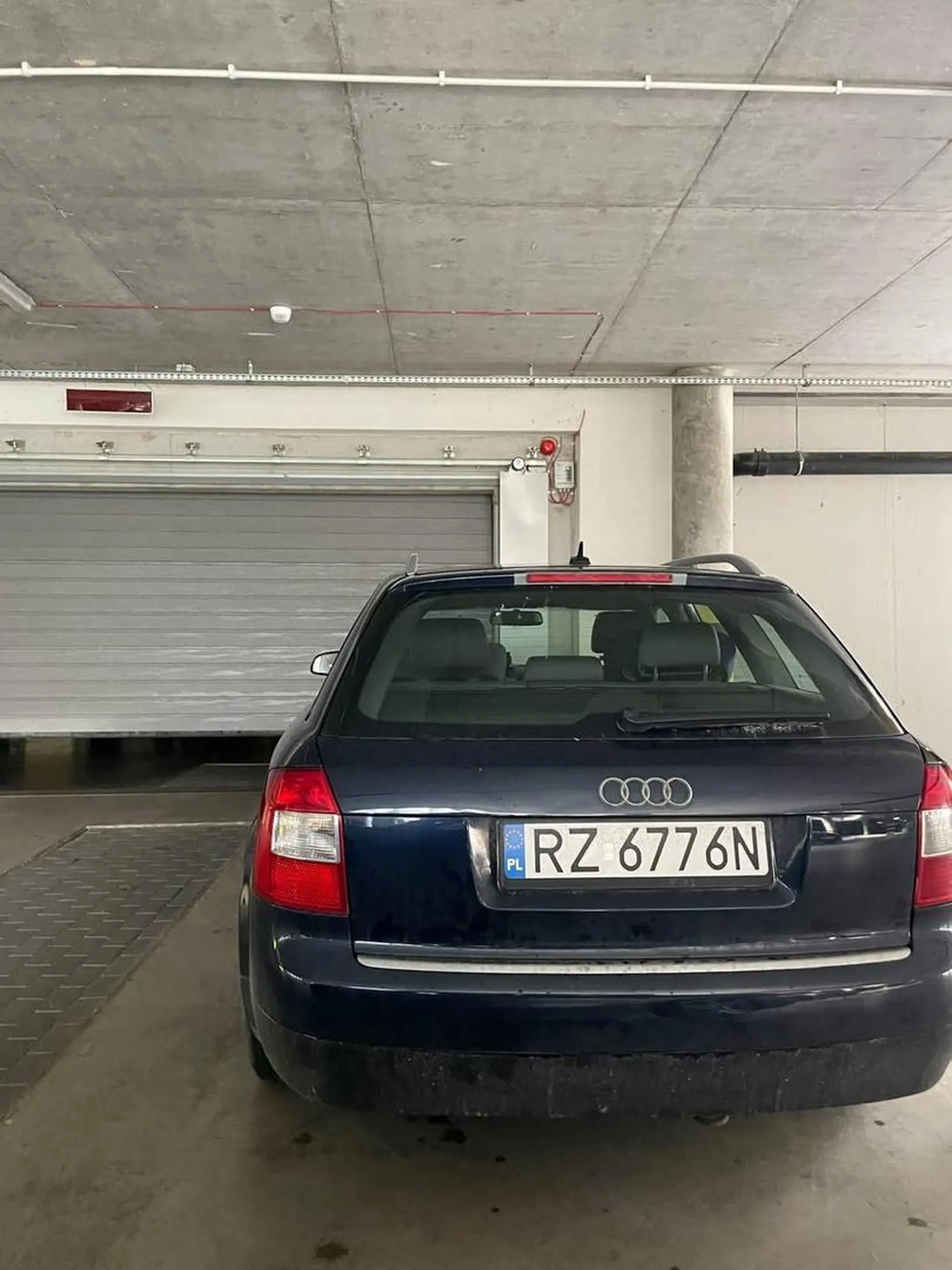 A tak parkuje zjeb zastawiając wyjazd z parkingu