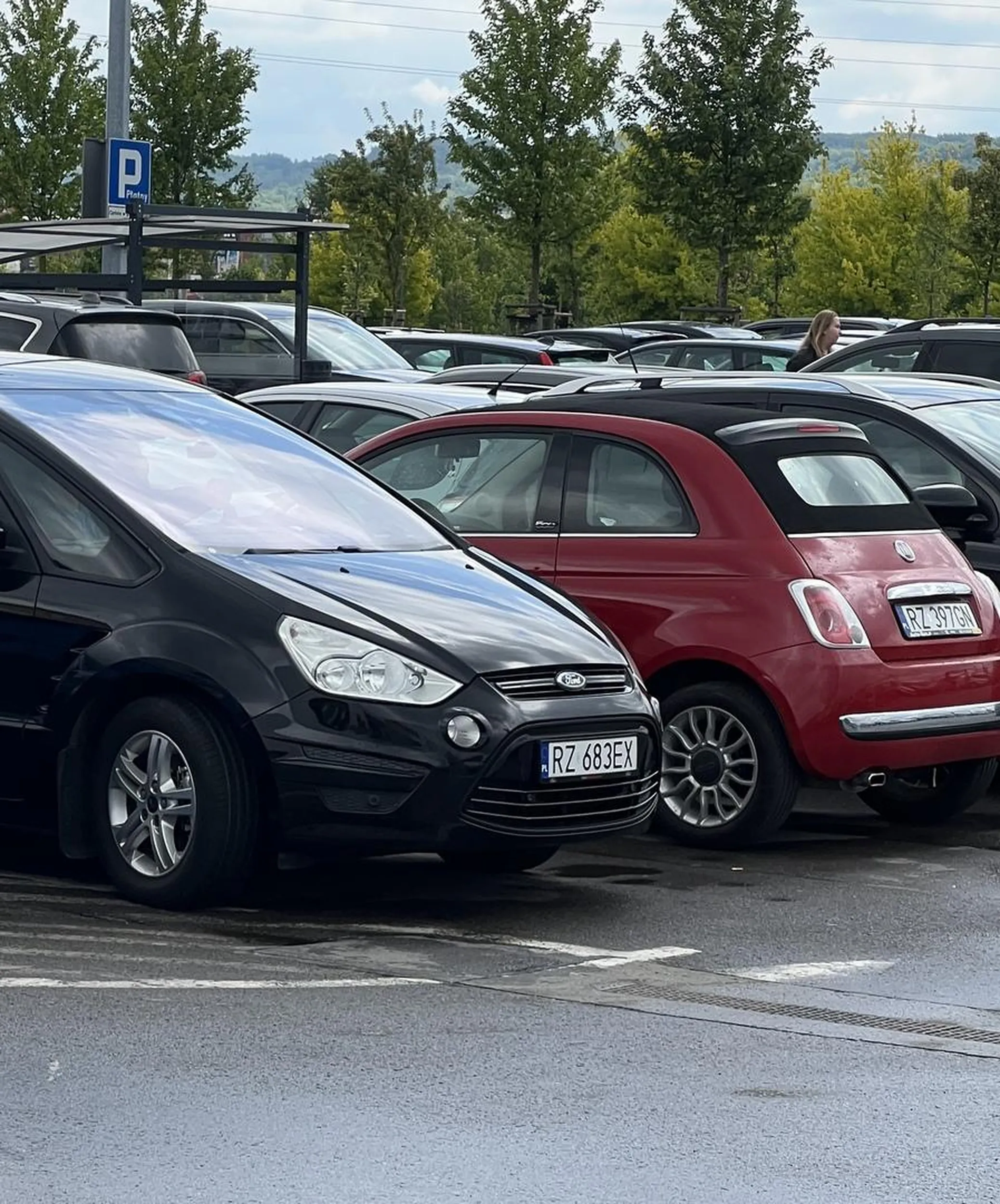 Tatus agresor. Dziecko wsiadajac do samochodu przywalilo z calej sily w drzwi zaparkowanego obok samochodu. Tatus zamiast zareagowac i zwrocic dziecku uwage, zaczal rzucac sie i grozic. Dobrze, ze wiozl tort ze swoimi danymi osobowymi, mam nadzieje, ze duza ilosc weglowodanow zmniejszy zyciowa frustracje.