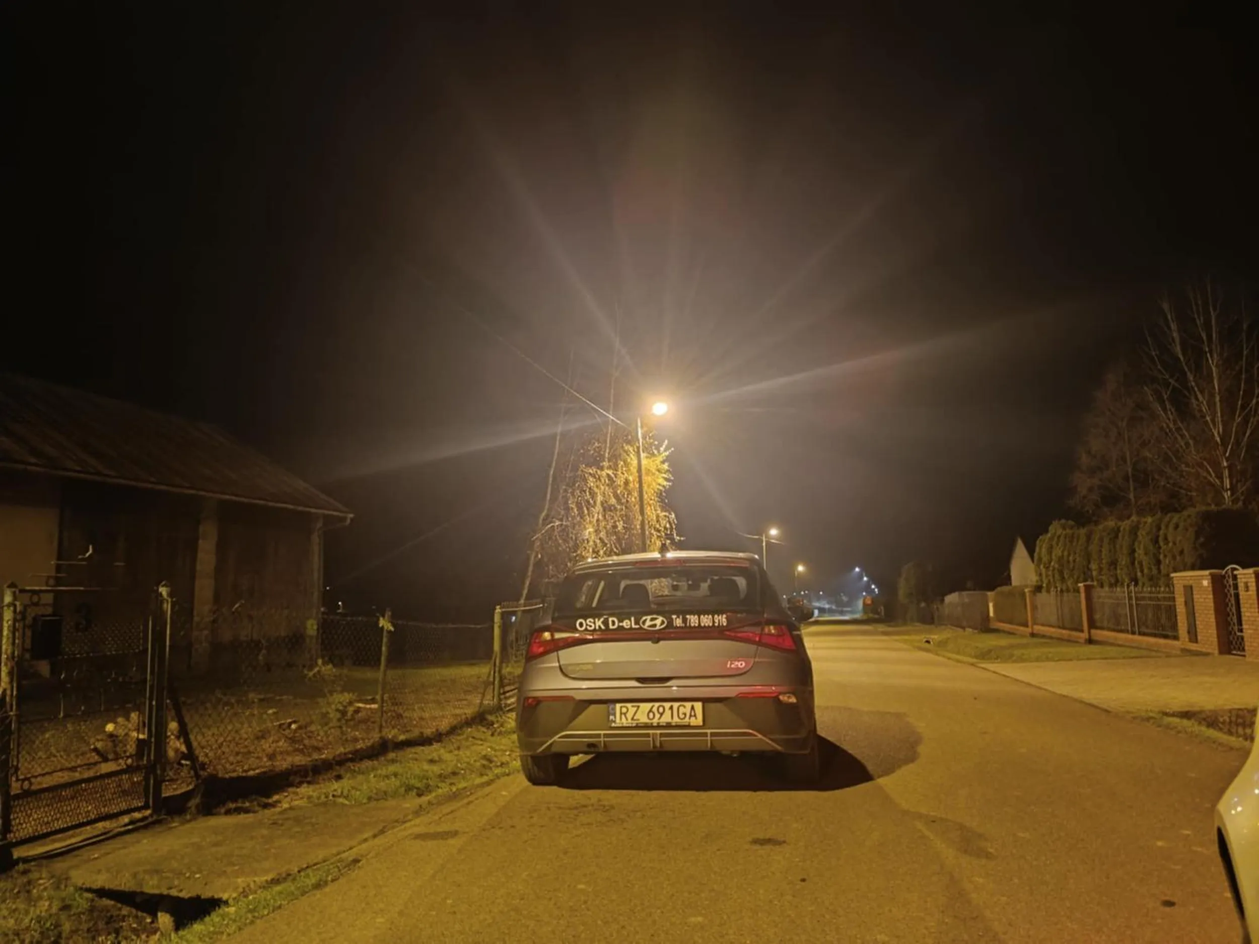 nie powinni uczyć, parkują na środku drogi, oby im ktoś odholował samochód w sobote wieczór