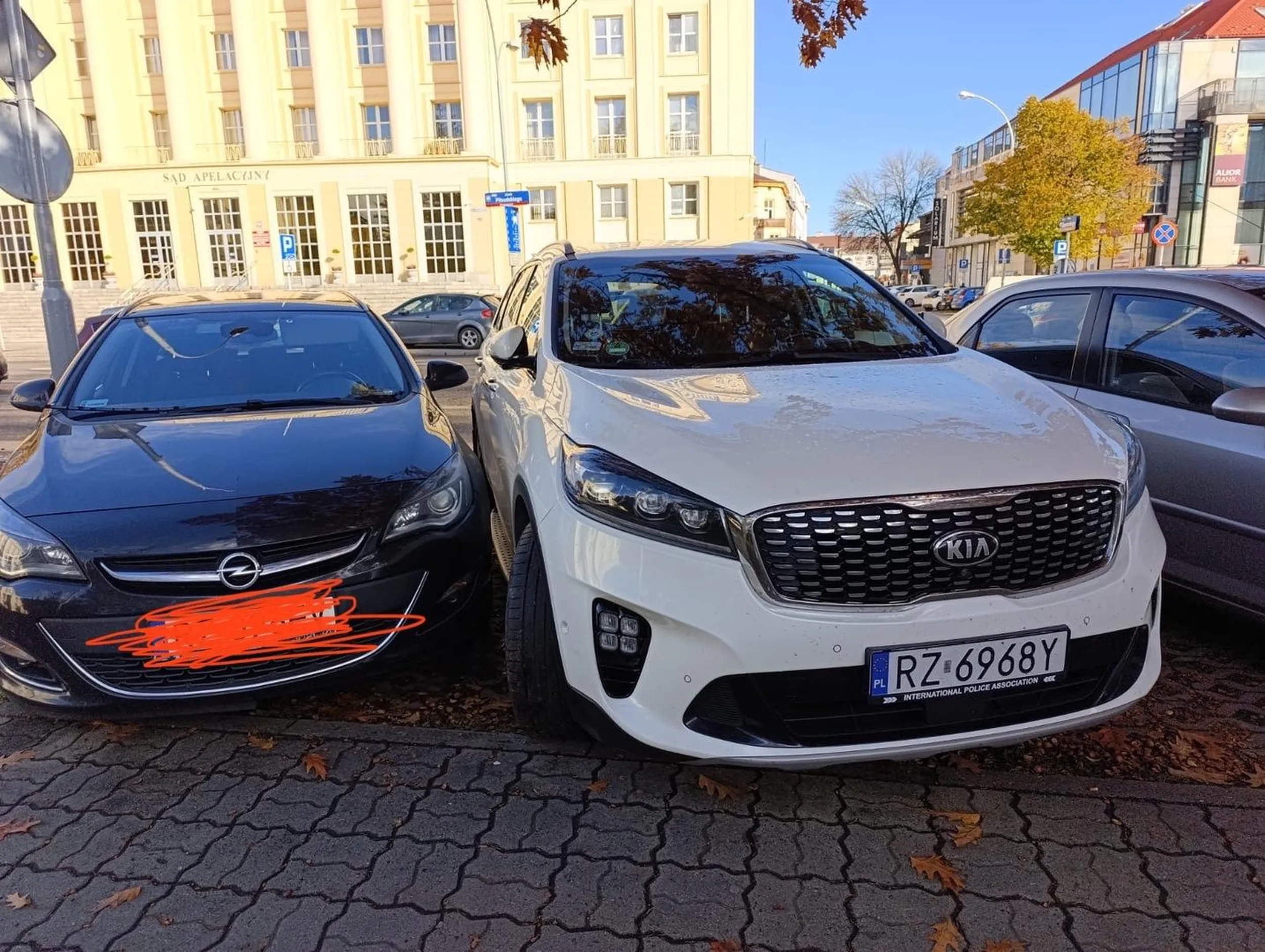 Kretyn parkuje tak że zastawia wszystkich dookoła, bo najważniejsza jest jego dupa. Nie da się wsiąść ani wyjechać.