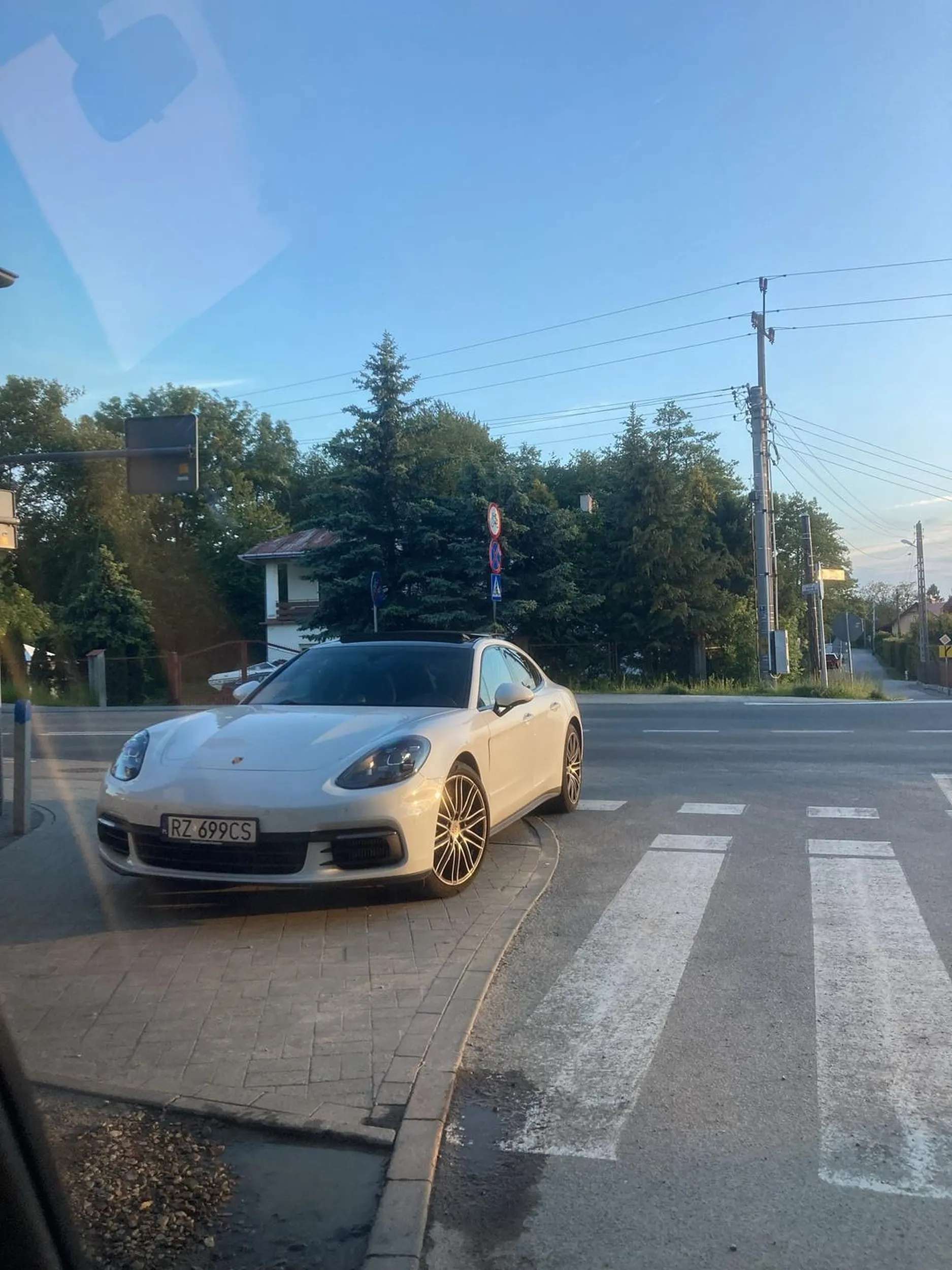 Parkuje na chodniku obok przejścia dla pieszych i blokuje