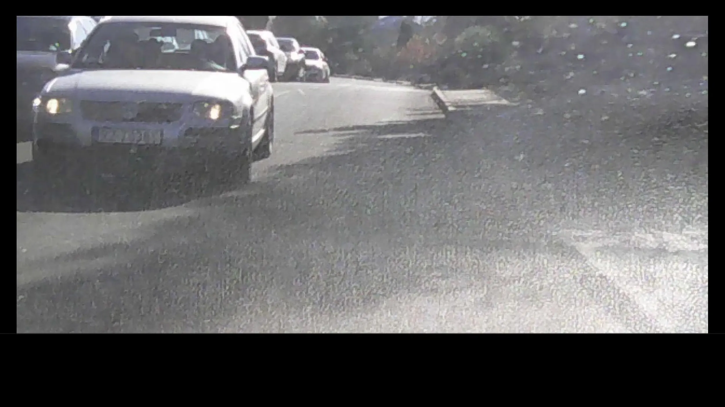 Nieustąpienie pierwszeństwa pojazdowi nadjeżdżającego z przeciwka mimo takiej możliwości i obowiązku prawnego przez kierowcę Audi. Za kierownicą Audi łysy mężczyzna o twarzy niezmąconej żadną myślą, pukający się po głowie. Miejsce wydarzenia to ul. Słoneczna w Brzostku po skręcie w lewo z ul. Łukasiewicza tj. drogi nr 73. Numer rejestracyjny Audi RZ 7038Y. Miało to miejsce 1 listopada 2024 r. około godz. 10.00