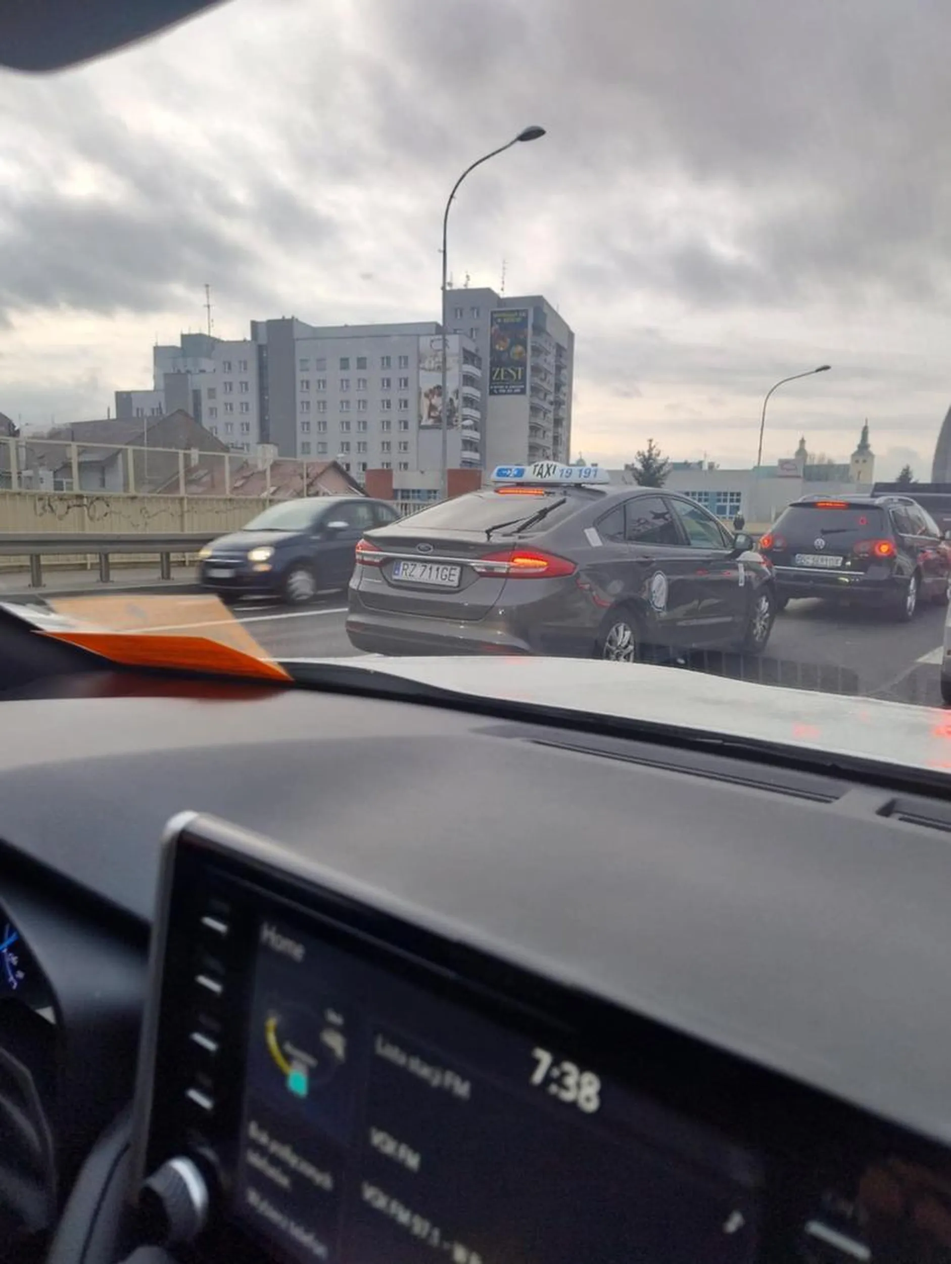 Kierowca taxi, król szosy, wydaje się mu że ma jakieś dodatkowe przywileje. Proponuję przypomnieć sobie przepisy ruchu drogowego.