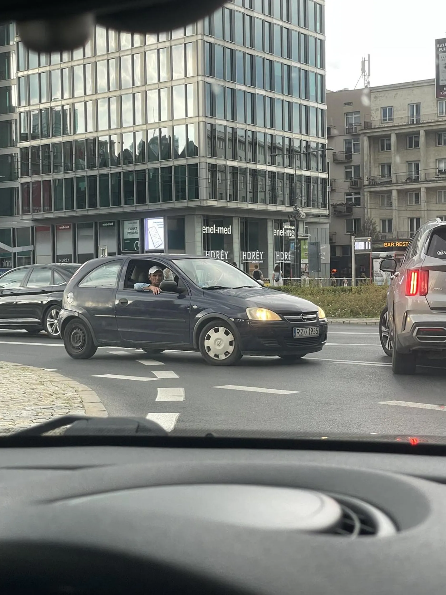 Typ co w centrum Warszawy na skrzyżowaniu ulic Marszałkowskiej i Nowogrodzkiej jedzie pod prąd… chłopie wracaj do siebie jak masz takie zagrożenia stwarzać na drodze