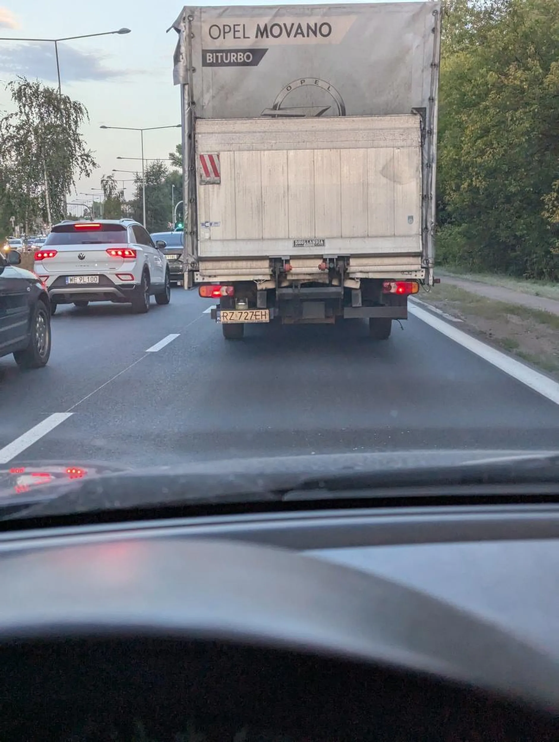 Śmieciarz, wyrzuca pety za okno