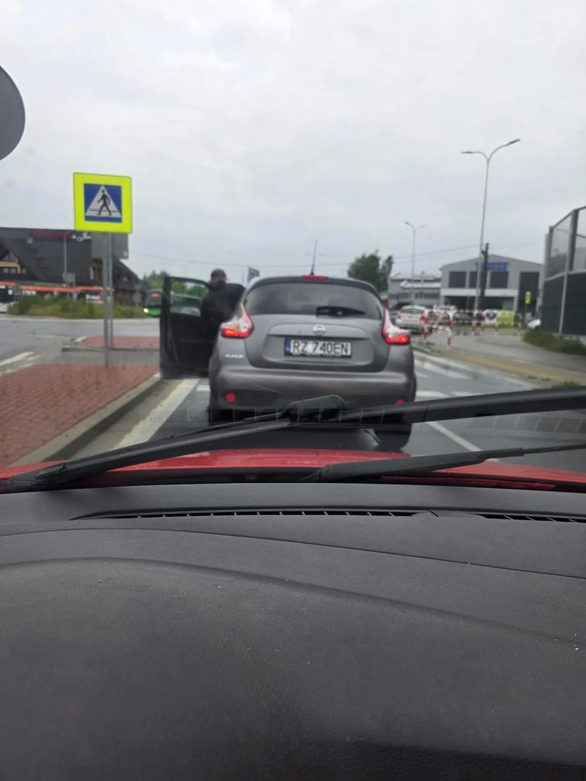 Pan który uważa że droga jest jego, hamuje ruch, wyprzedza przed rodem. Staje do potyczki słownej nie potrafiąc składać zdań i walczy z ostrym cieniem mgły uderzajc w lusterko nie potrafiąc opanować emocji