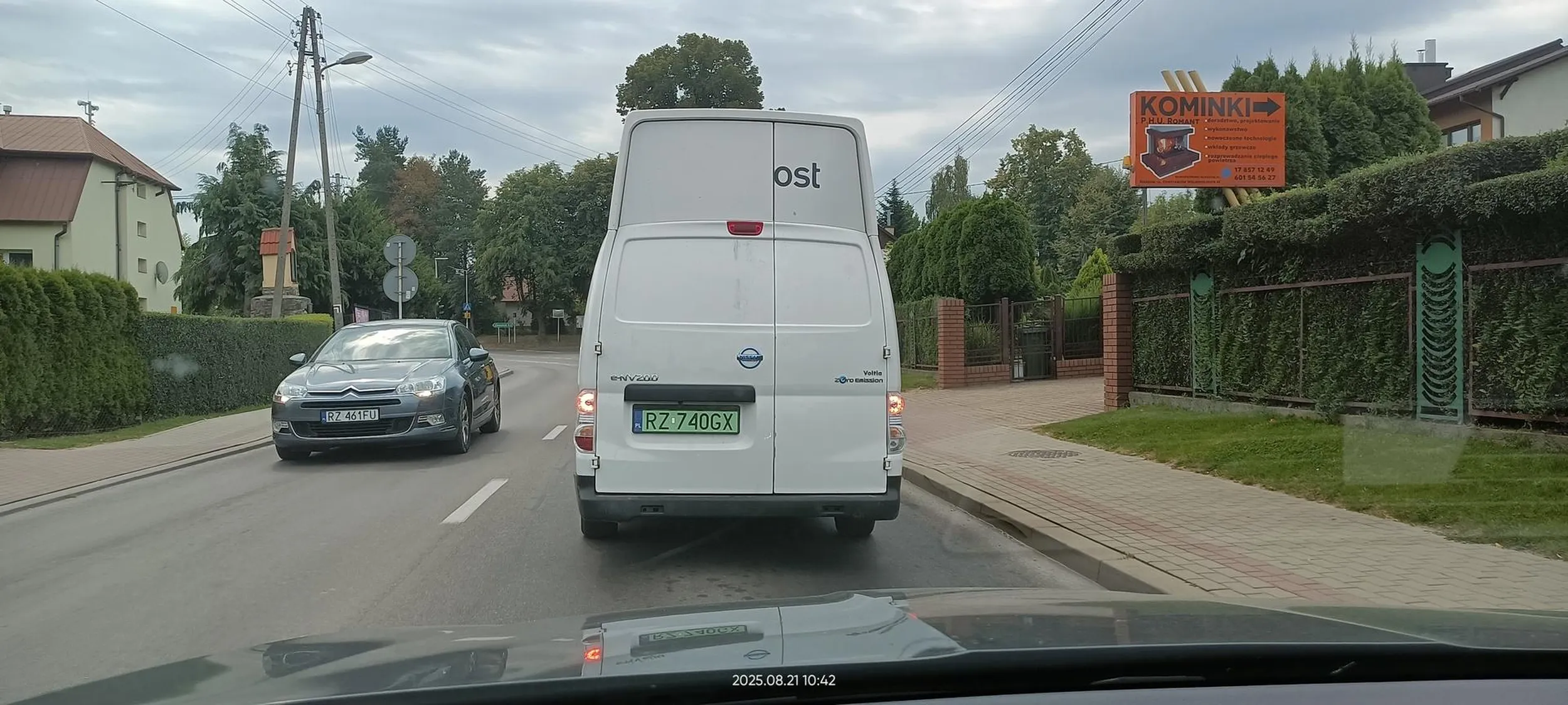 Wytrzepuje pety na ulicę.