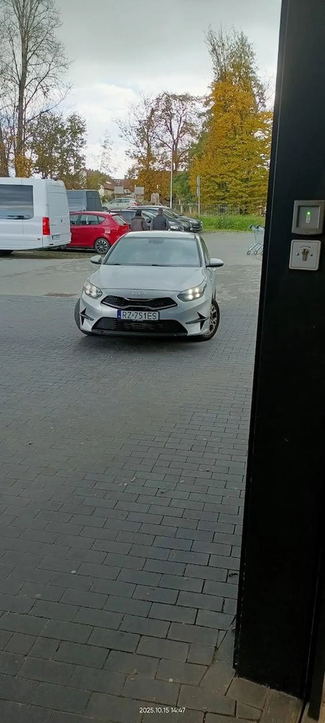 Już prawie do sklepu wjechał.