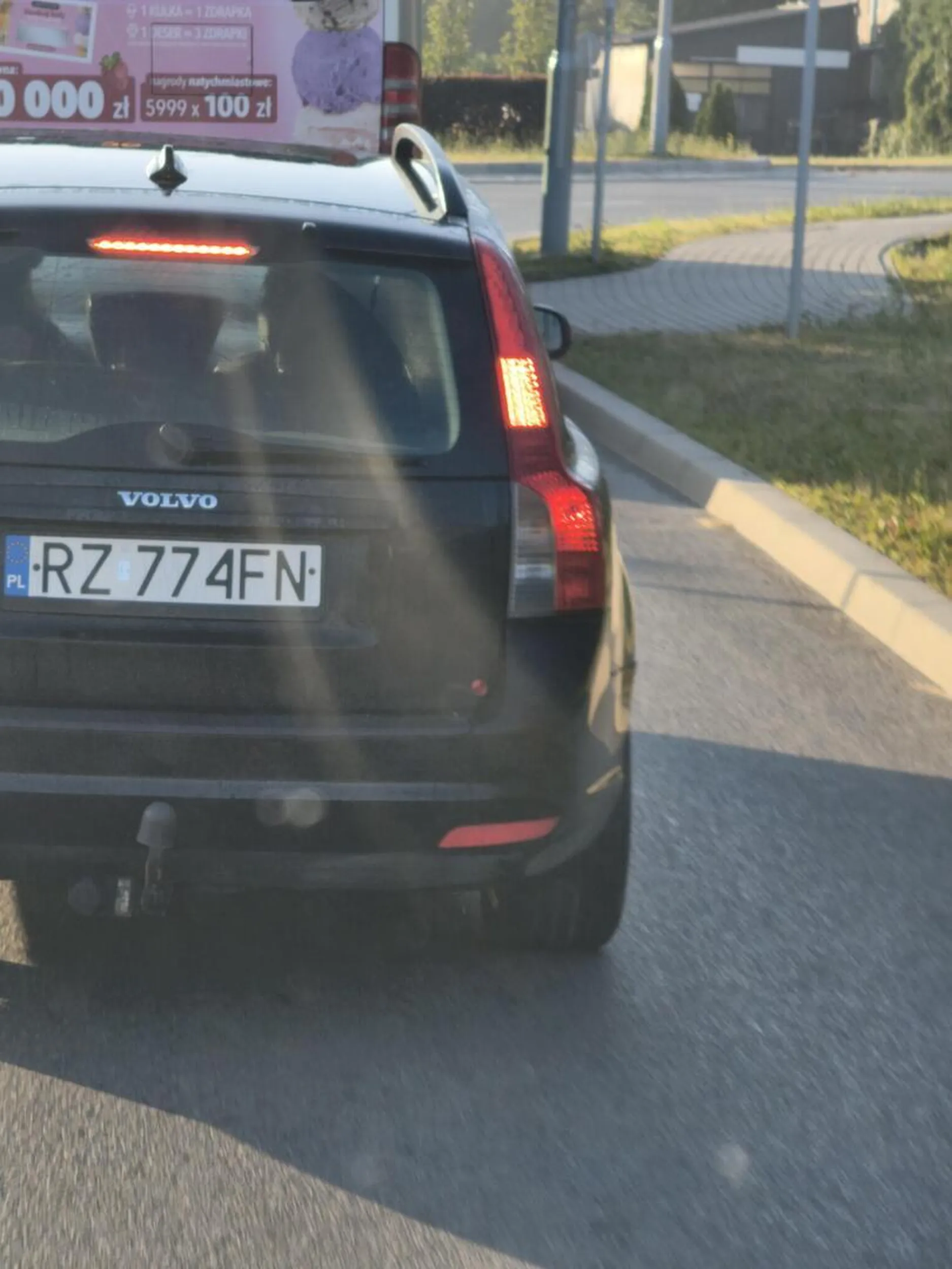 W Rzeszowie na wołyńskiej wyprzedza na podwójnej ciągłej wynik po czym hamuje do zera uważając zagrożenie w ruchu dla innych