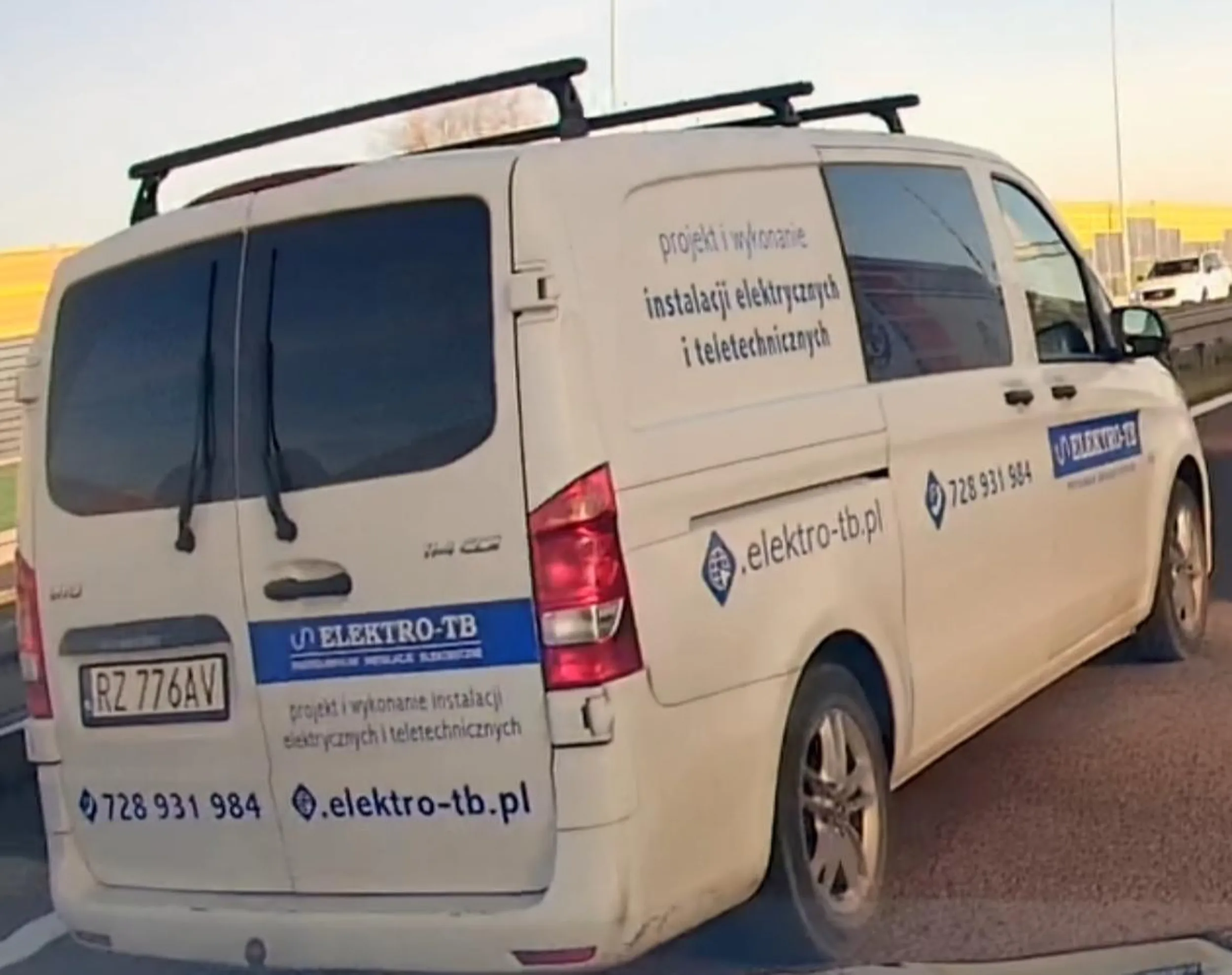 No zjeb pierd.lony. Spycha z drogi innych kierowców. Za nami osobowe auto mało nie rozpierniczył bo chciał zjechać na prawy a tam ktoś jechał. Myślał wieprz że się mu należy. Potem chciał spychać Nas ale jechaliśmy większym zestawem więc odpuścił. Siadł na zderzaku policyjnej eskorcie dosłownie 5 cm i gonił za nimi jakby sraczkę miał. Uważajcie na niego bo to albo ćpun albo 5-tej klepki nie ma.