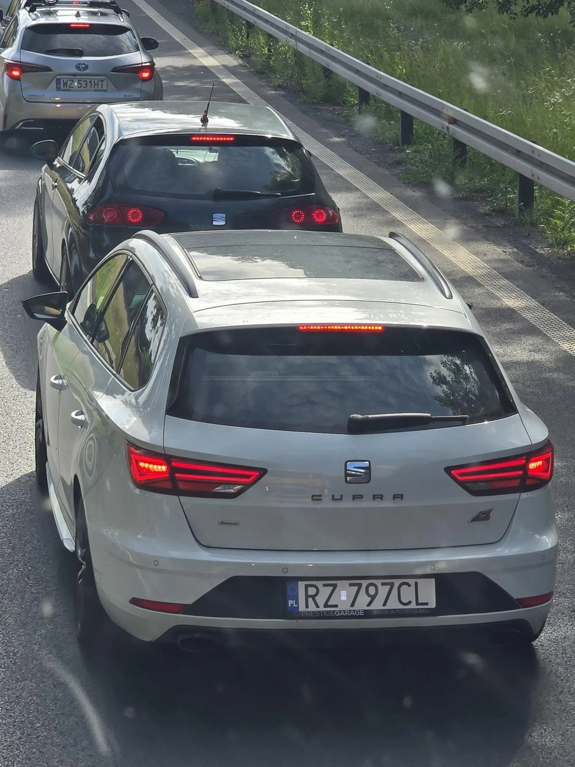 Uwaga na kutasiarza, nie dopłacił do  kierunkowskazow. Jeździ jak dziadek z demencja, jedzie , nagle zapomina o ma robic , za chwilę przyspiesza,  stabilny emocjonalnie jak nastolatka cała w czerni.