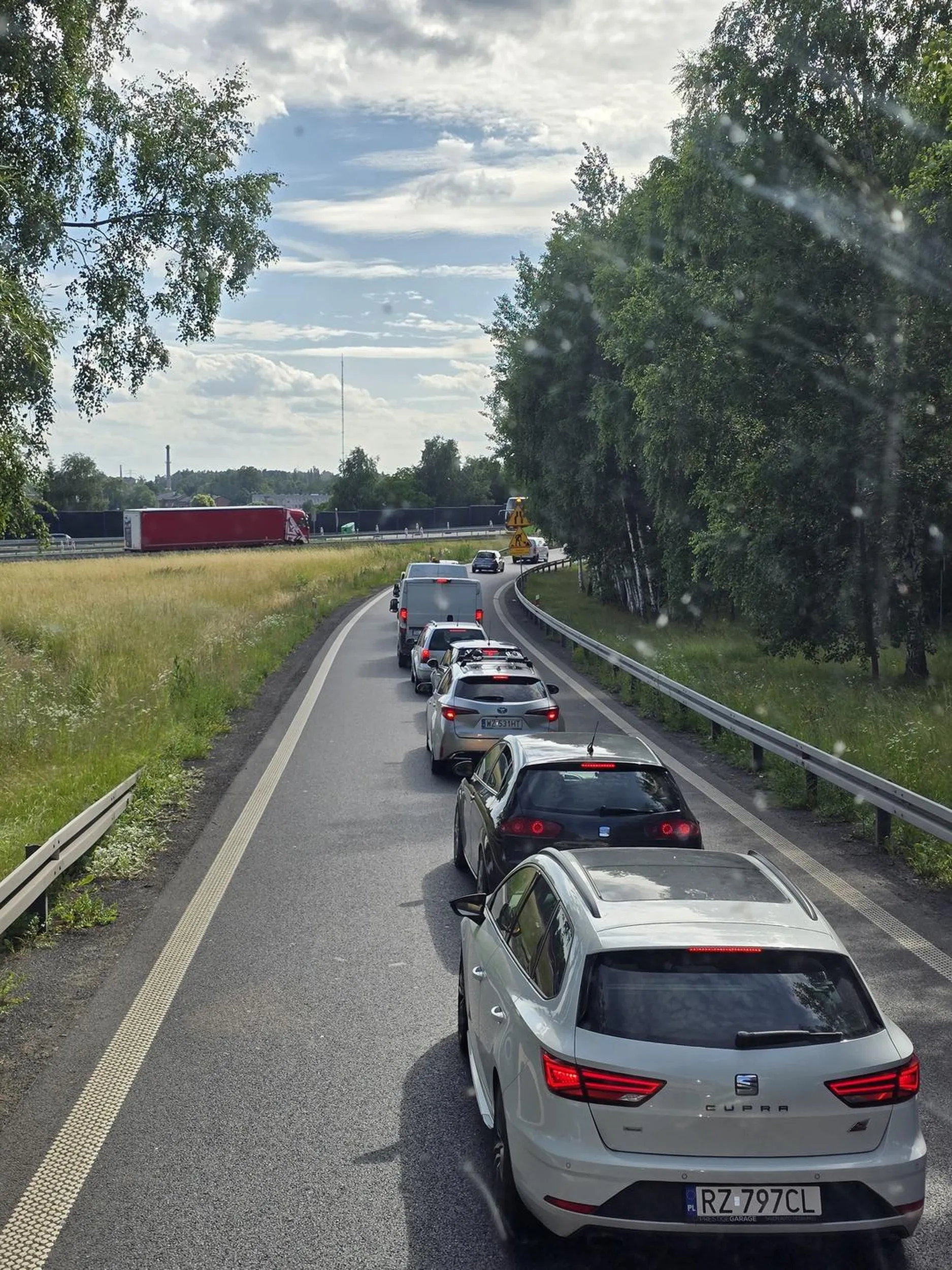 Uwaga na kutasiarza, nie dopłacił do  kierunkowskazow. Jeździ jak dziadek z demencja, jedzie , nagle zapomina o ma robic , za chwilę przyspiesza,  stabilny emocjonalnie jak nastolatka cała w czerni.