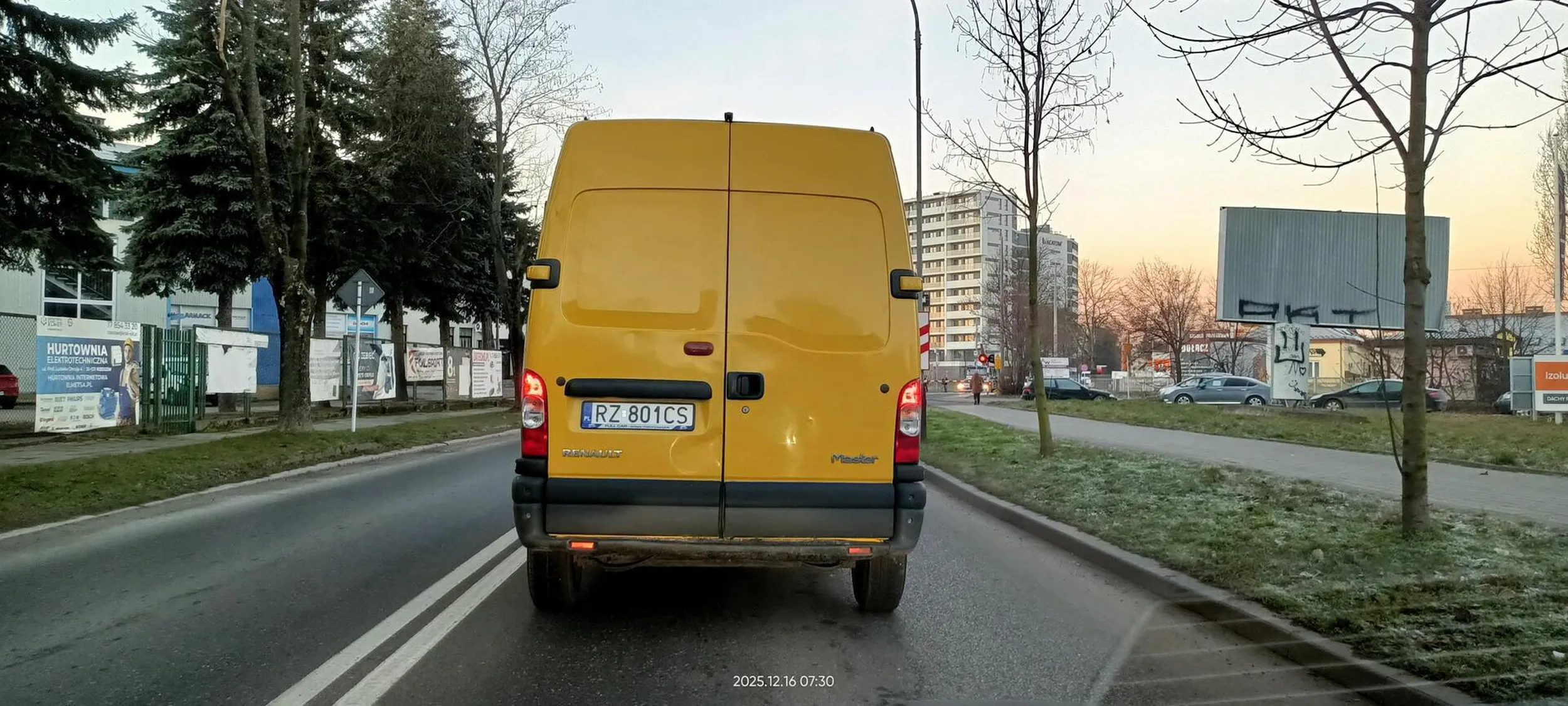 Wpycha się na skrzyżowaniu i zamula 30km/h.