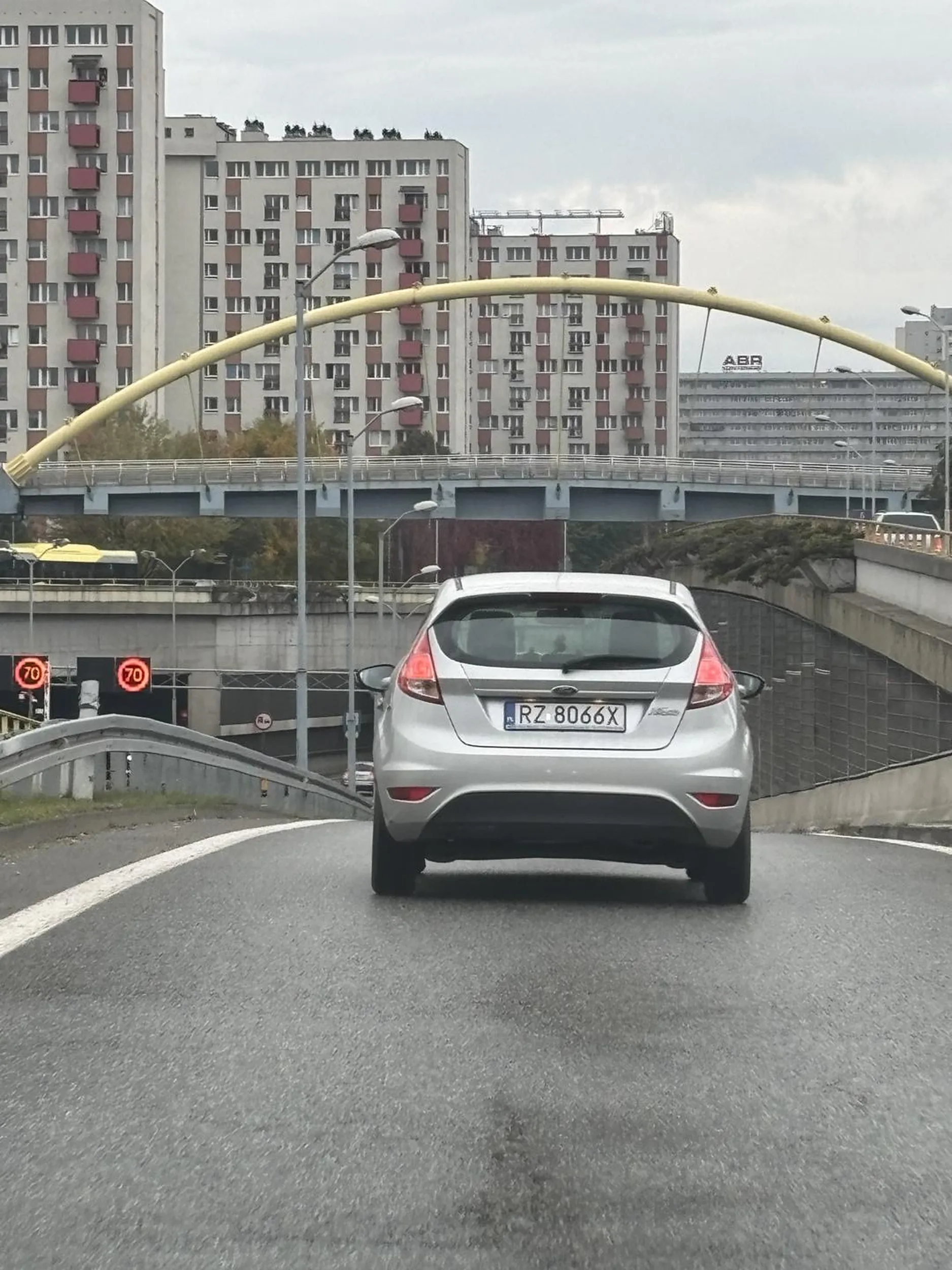Blondi nie umie jeździć, nie umie skręcać jak jest więcej pasów