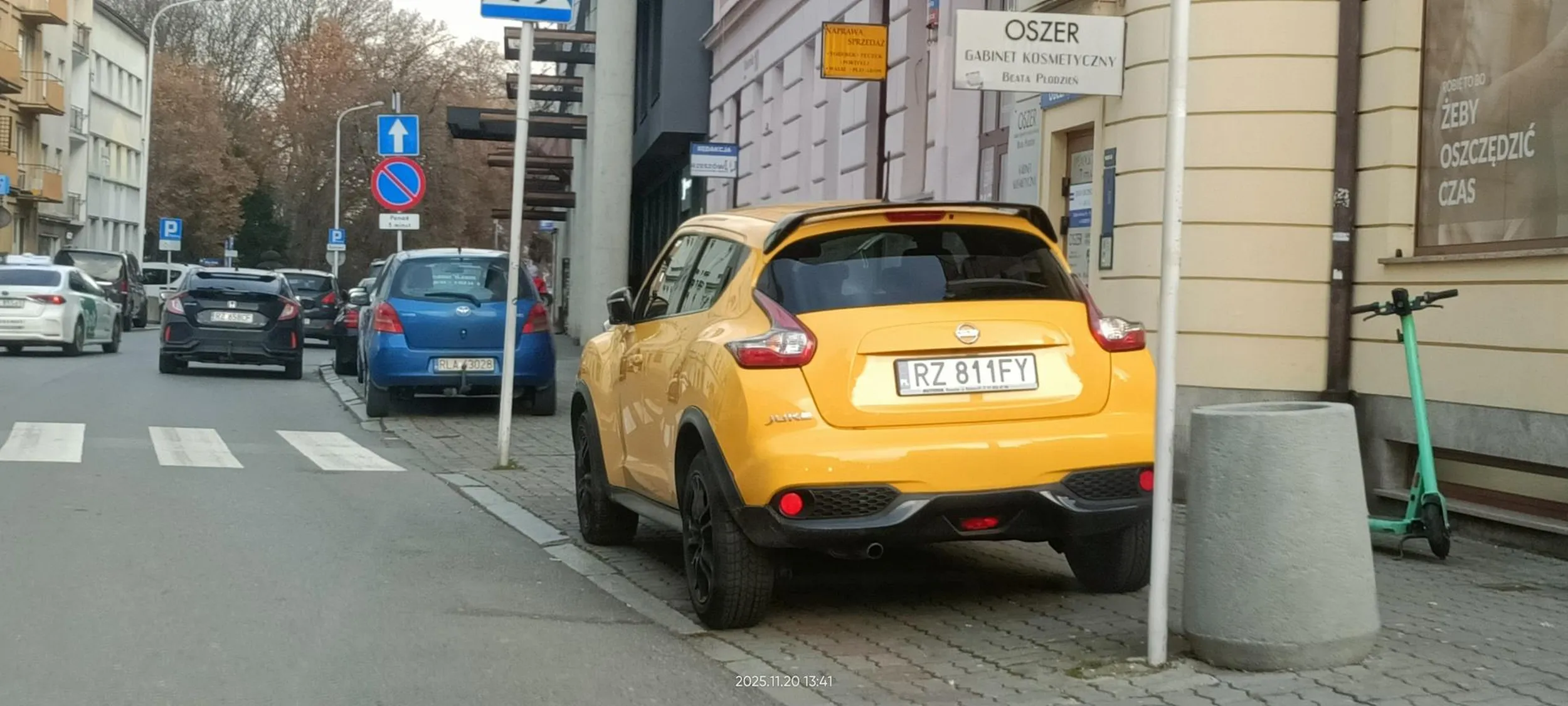 Święta krowa chodnikowa parkuje bezpośrednio przed przejściem dla pieszych.