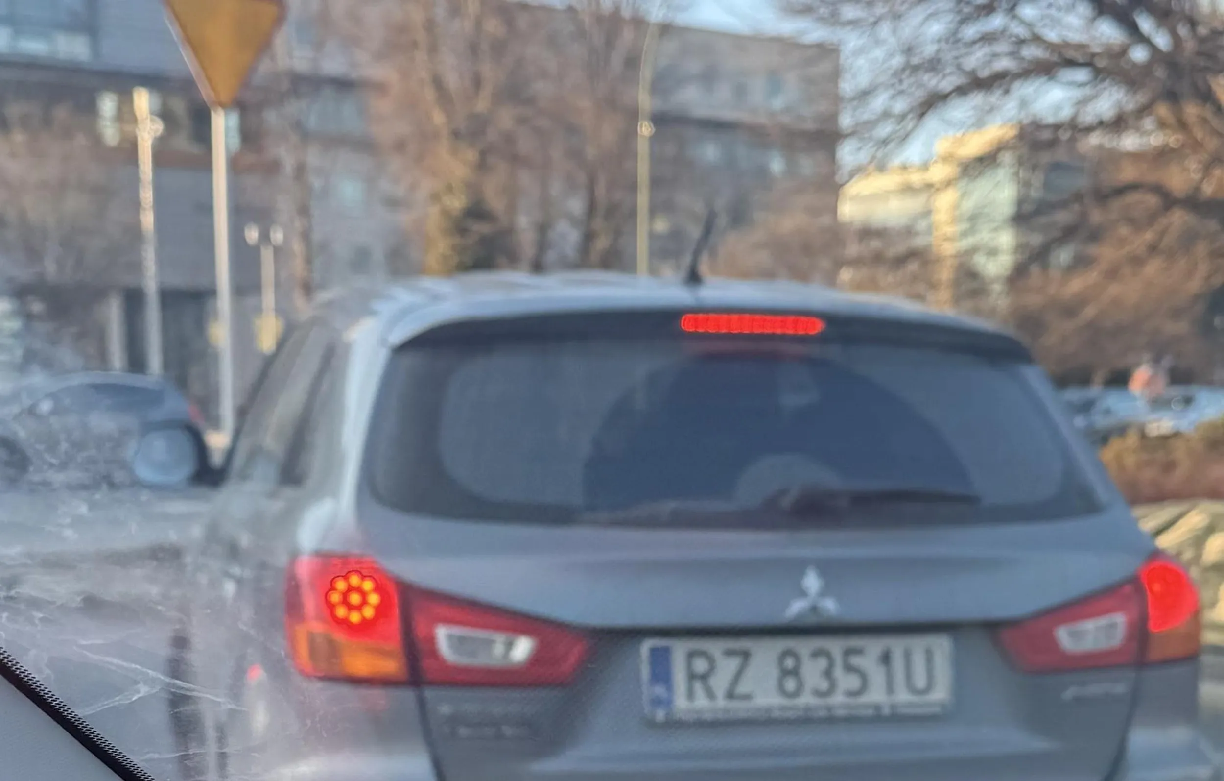 jakis cw el je bany jezdzi i gwal ci dzieci chlop z broda uwaga zgloszony na policje mam nagrane jak wali sz konia w aucie do dzieci