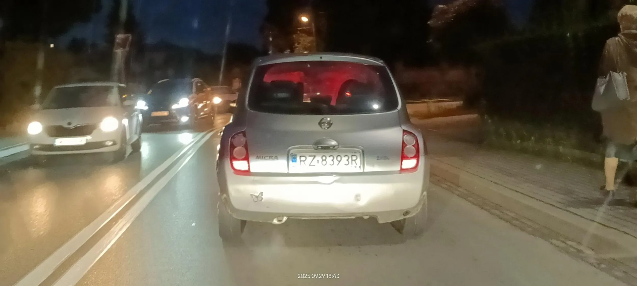 Kretynka wjeżdża z podporządkowanej "na chama" nie zważając na pojazdy jadące z pierwszeństwem.