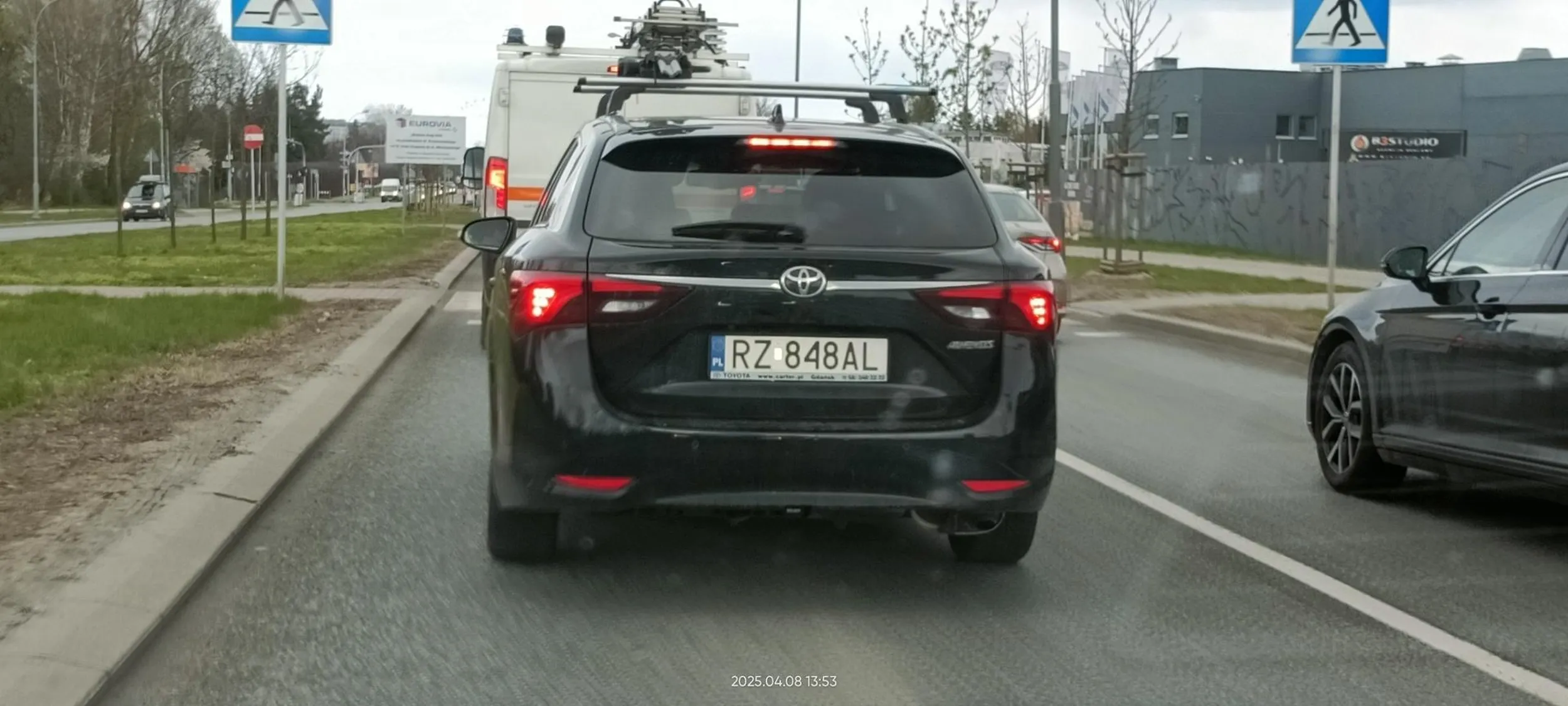 Królowa lewego pasa. Zamula na lewym, a jak próbujesz ja wyprzedzić prawym to przyspiesza.