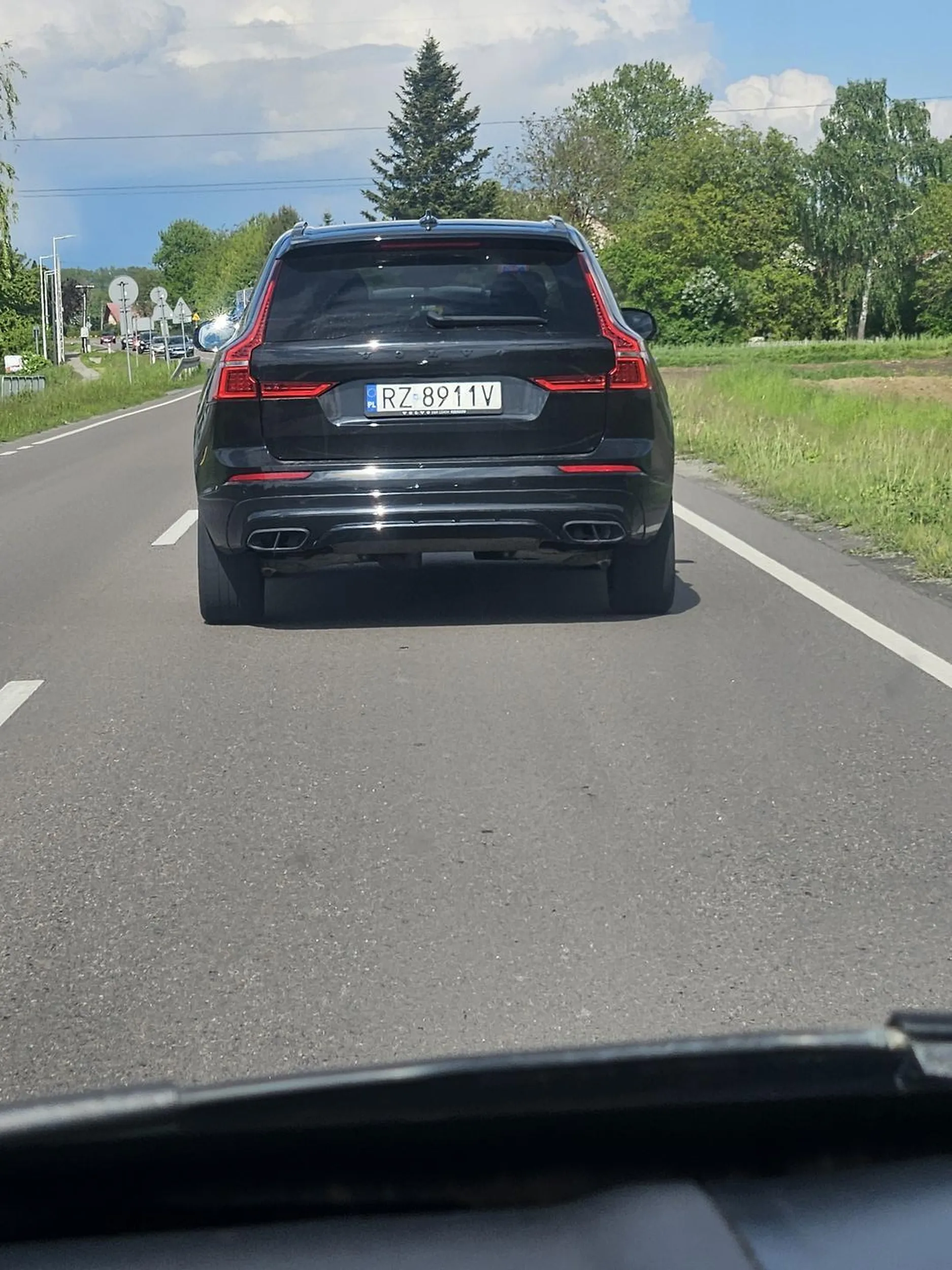 Nie wiem czy auto pożyczone od taty czy wlaściciel jest takim bucem, ale życzę w niedalekiej przyszłości srogiego mandatu dla oprzytomnienia. Po choy wyprzedzać i pchać sie na chama w sznur samochodow jak zaraz i tak skrzyżowanie, gdzie zjezdzasz z glownej? W końcu ktoś Cię nie wpuści i będzie lipa byq.