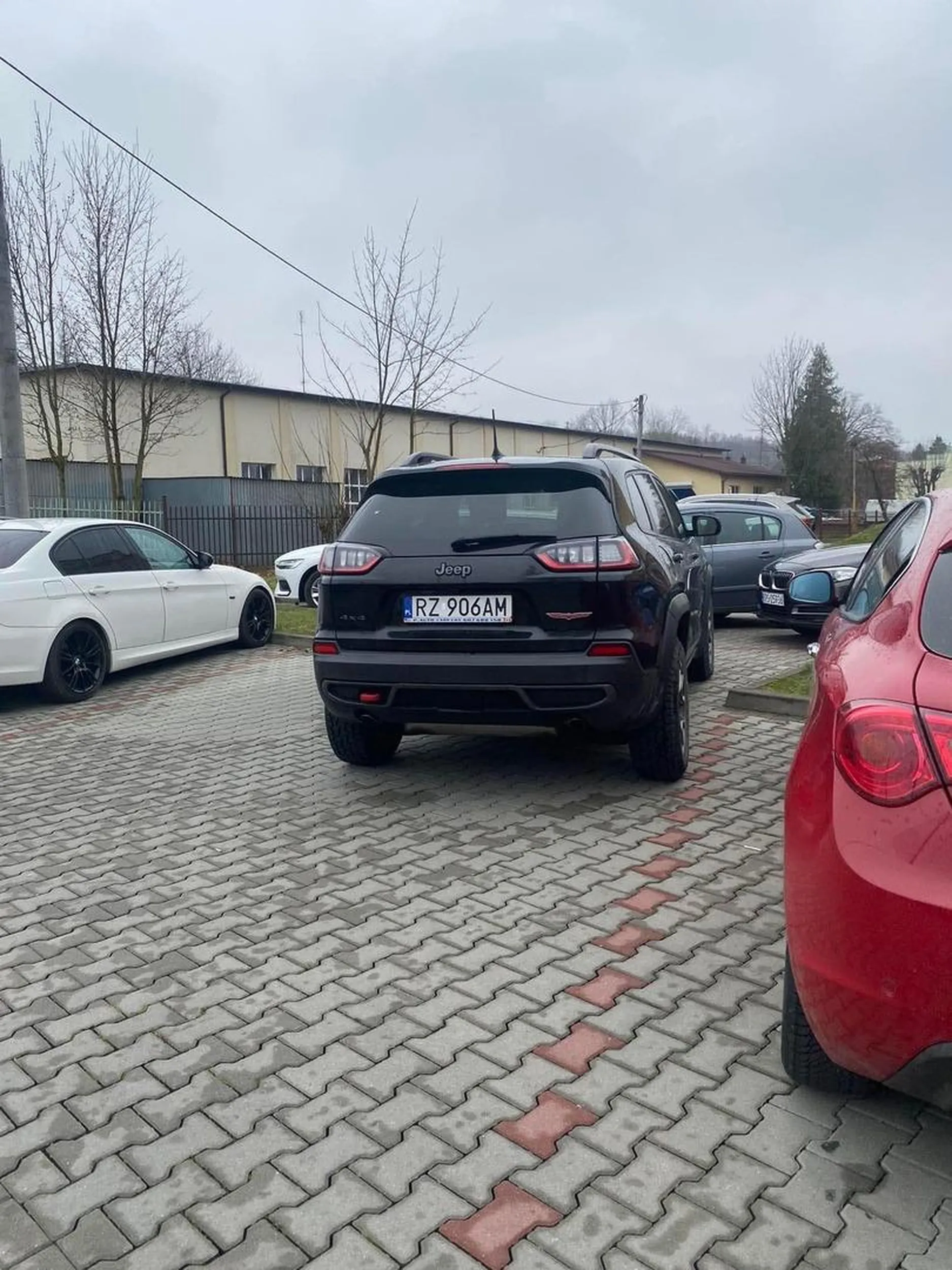 Blokuje ruch i parkuje na wyjeździe z parkingu.