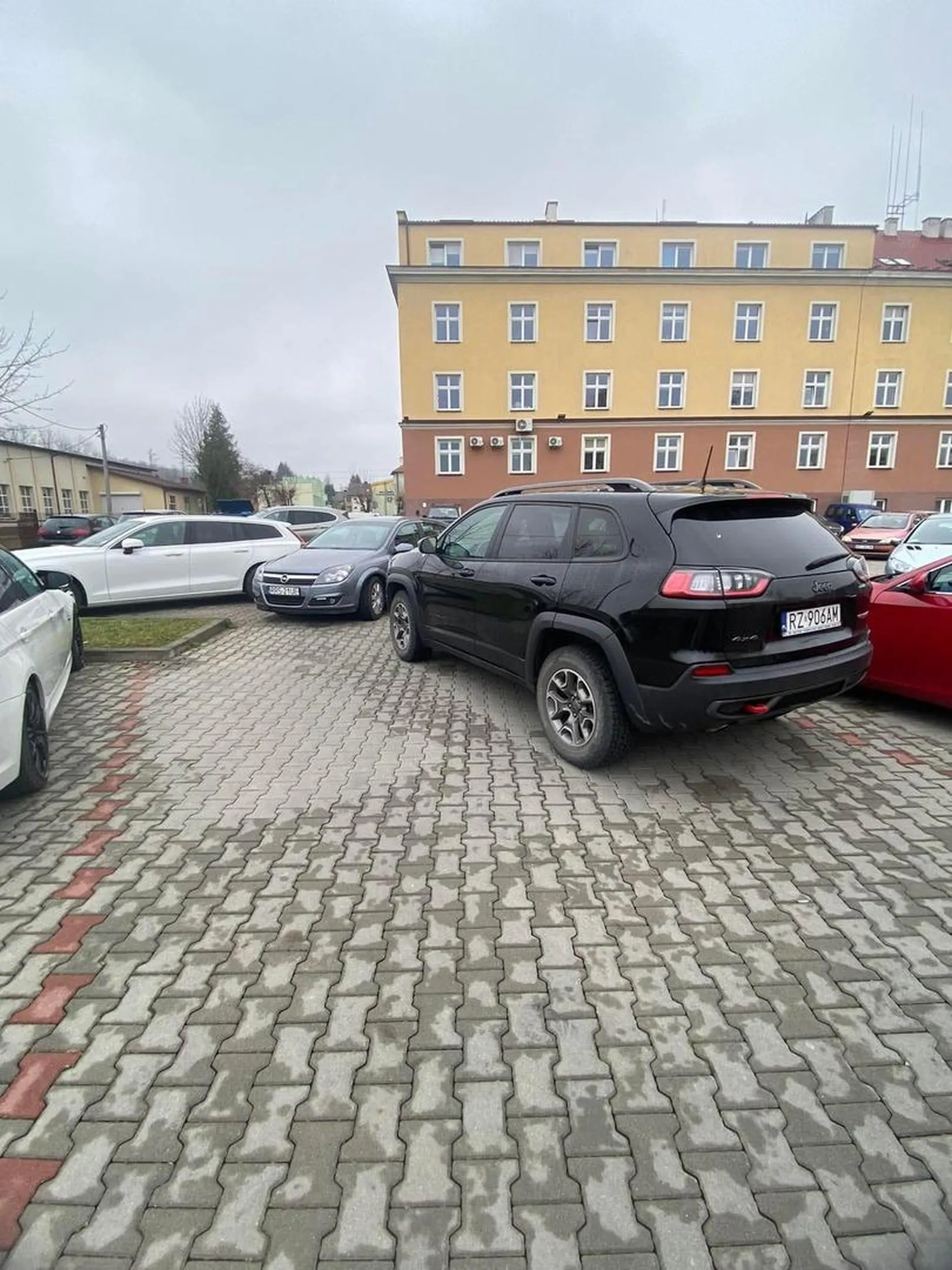 Blokuje ruch i parkuje na wyjeździe z parkingu.
