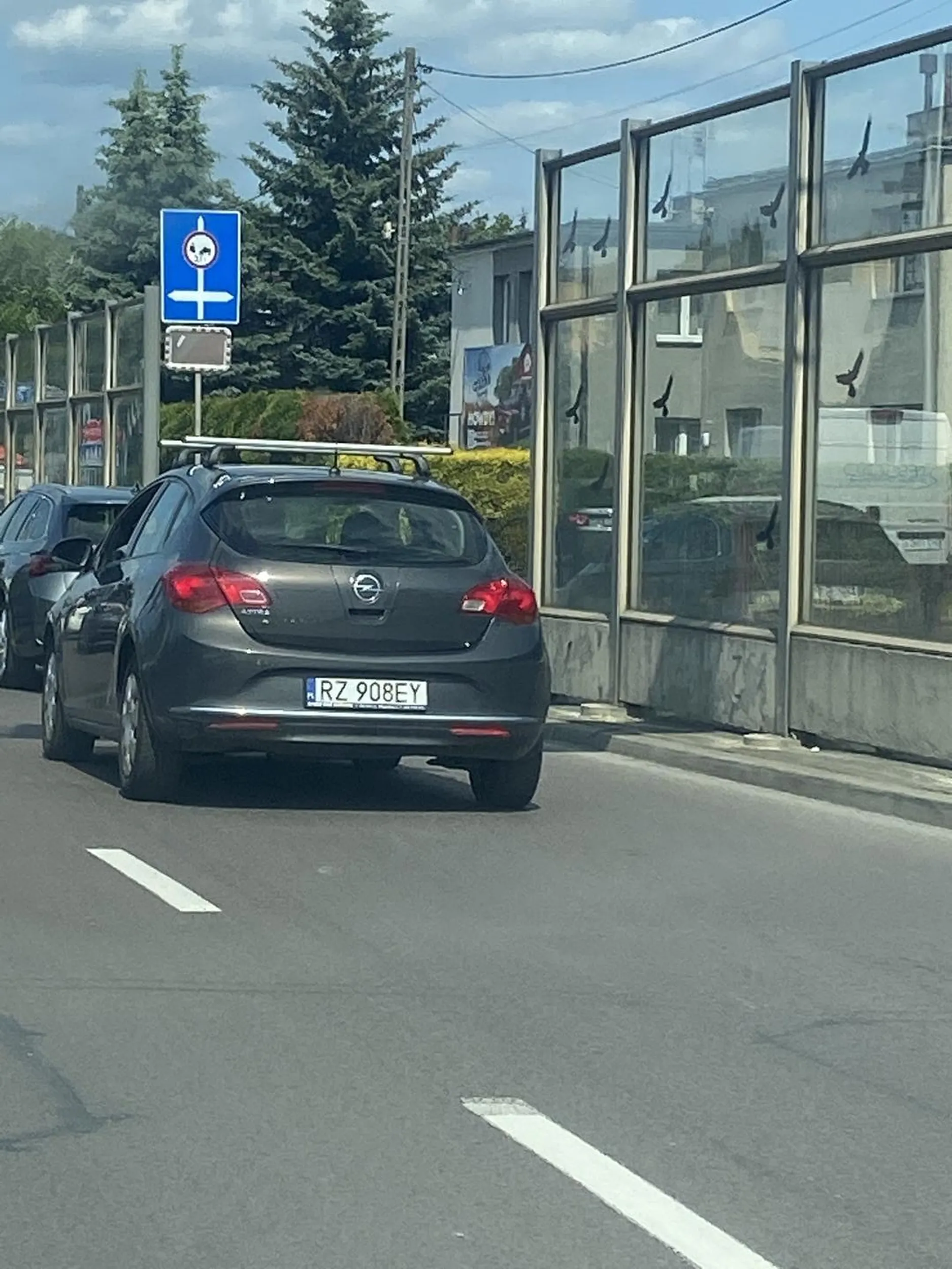 Głupia cipa machać rękami potrafi nic wiecej. Naucz sie jeździć