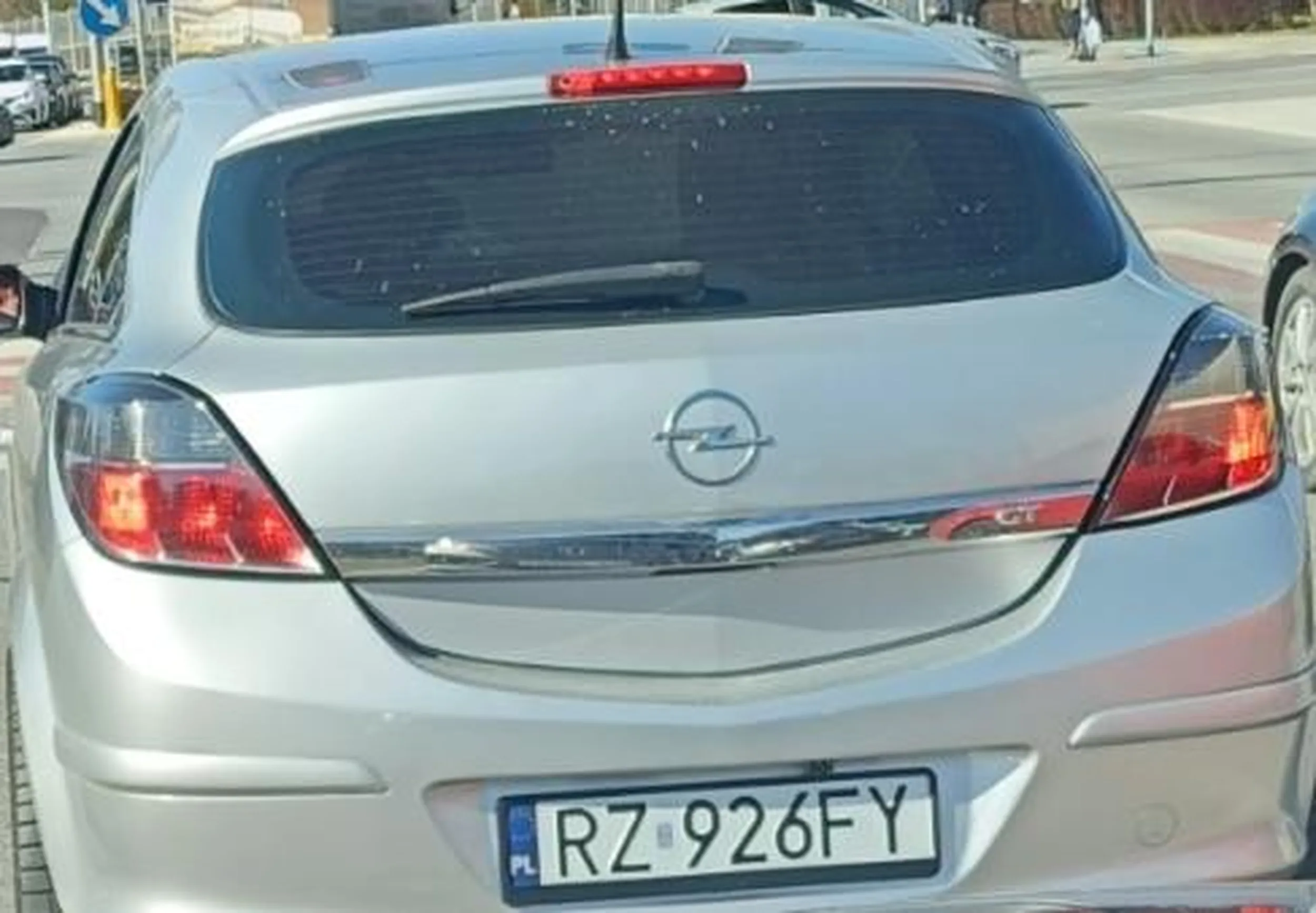 Wydaje mi się że tym autem to jakieś naćpane durnie jeżdżą. Ciekawe który ma mniejszego pasażer czy kierowca. Zakorkowaną po wypadku drogę traktują jak tor wyścigowy. Nie patrząc na pieszych przez przejścia na trzeciego walą na pełnym gazie. Ich brawurowa jazda została nagrana i wysłana na policję. Samochód ma podniesiona moc i dymi na czarno nawet na postoju.