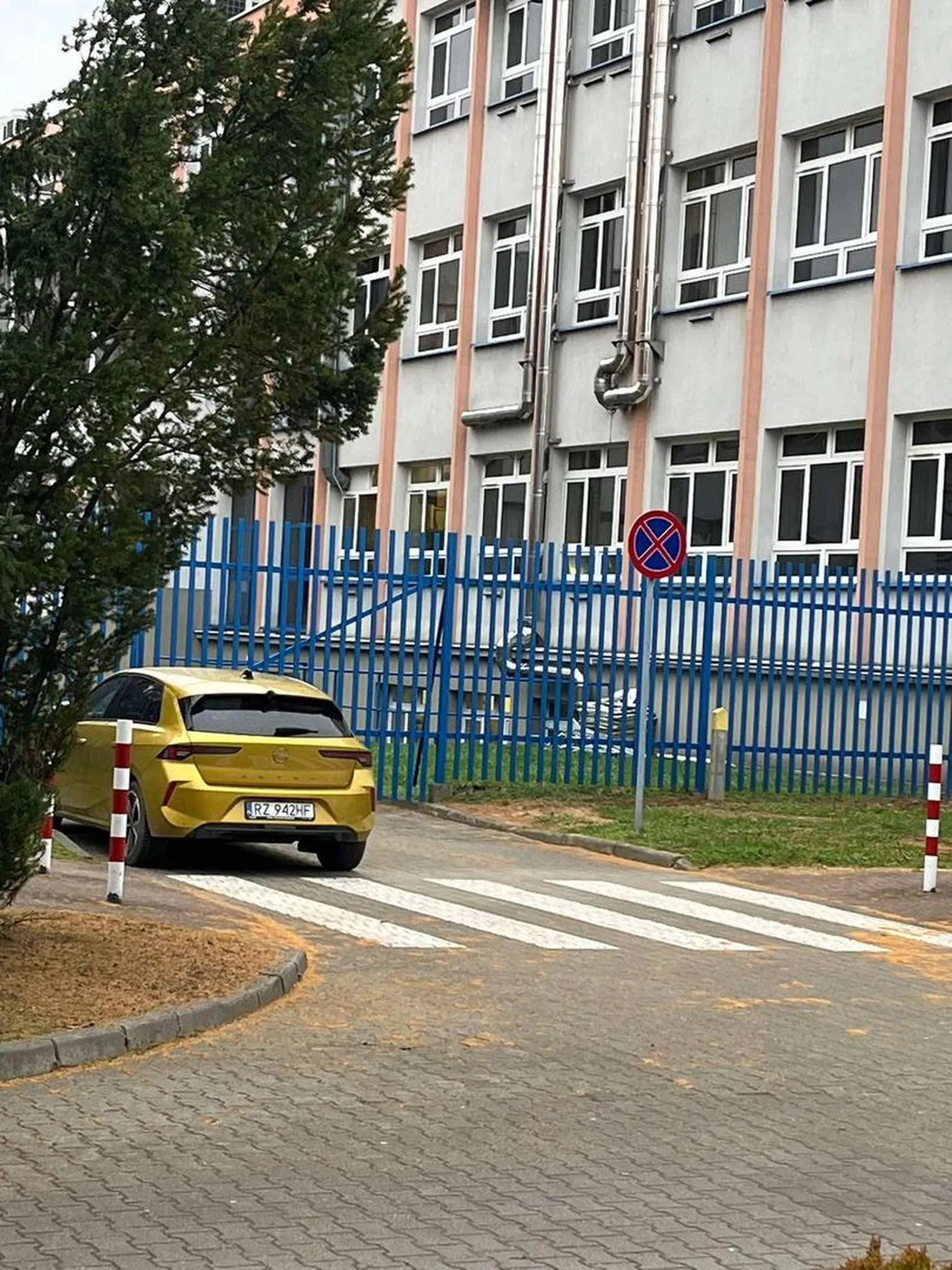 Parkuje pojazd pod miejscem do tego nie wskazanym. Wielkie pozdro Omega3