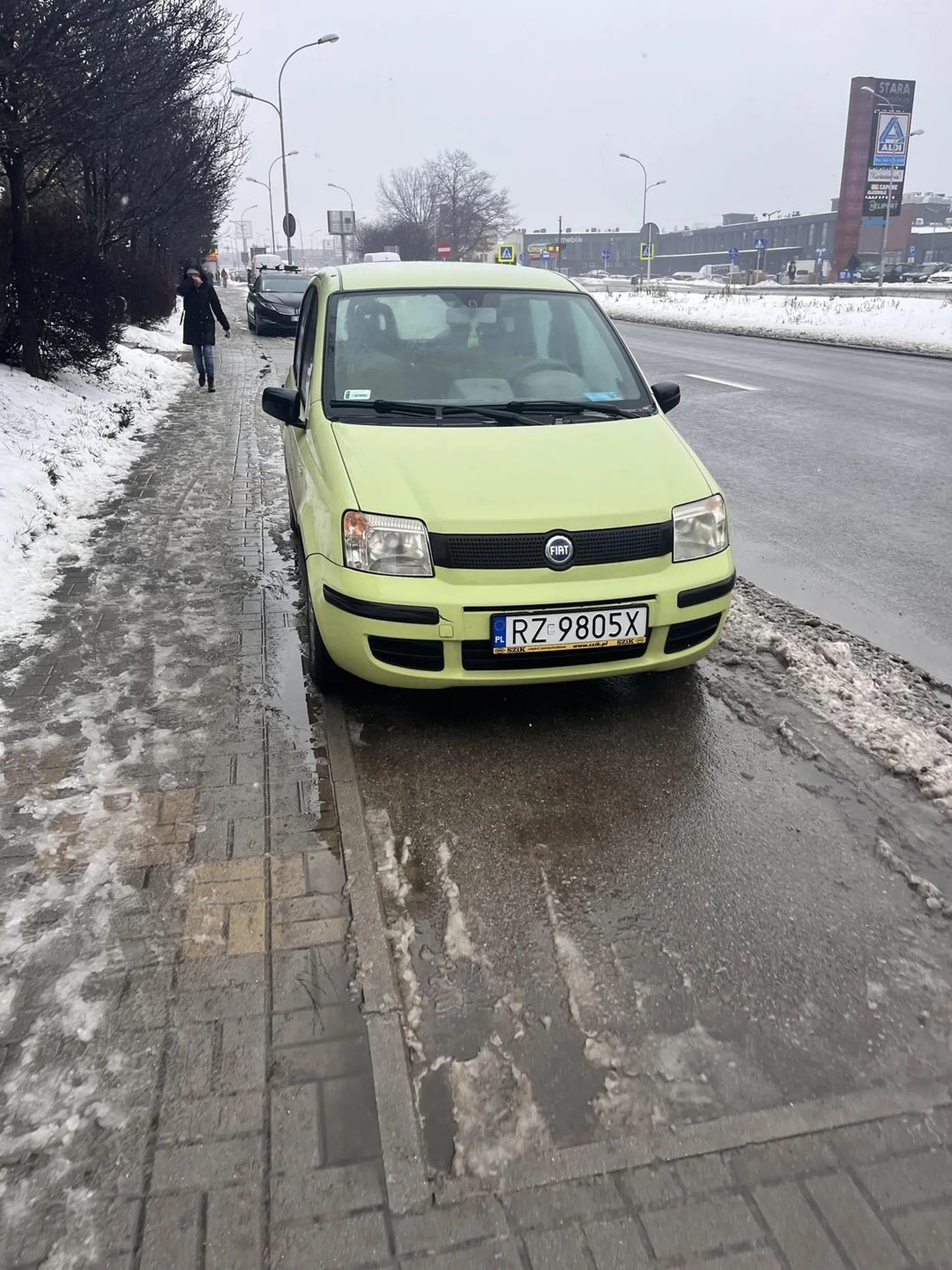 Pani kierująca pojazdę naraża na niebezpieczeństwo rowerzystów. RZ 9805X