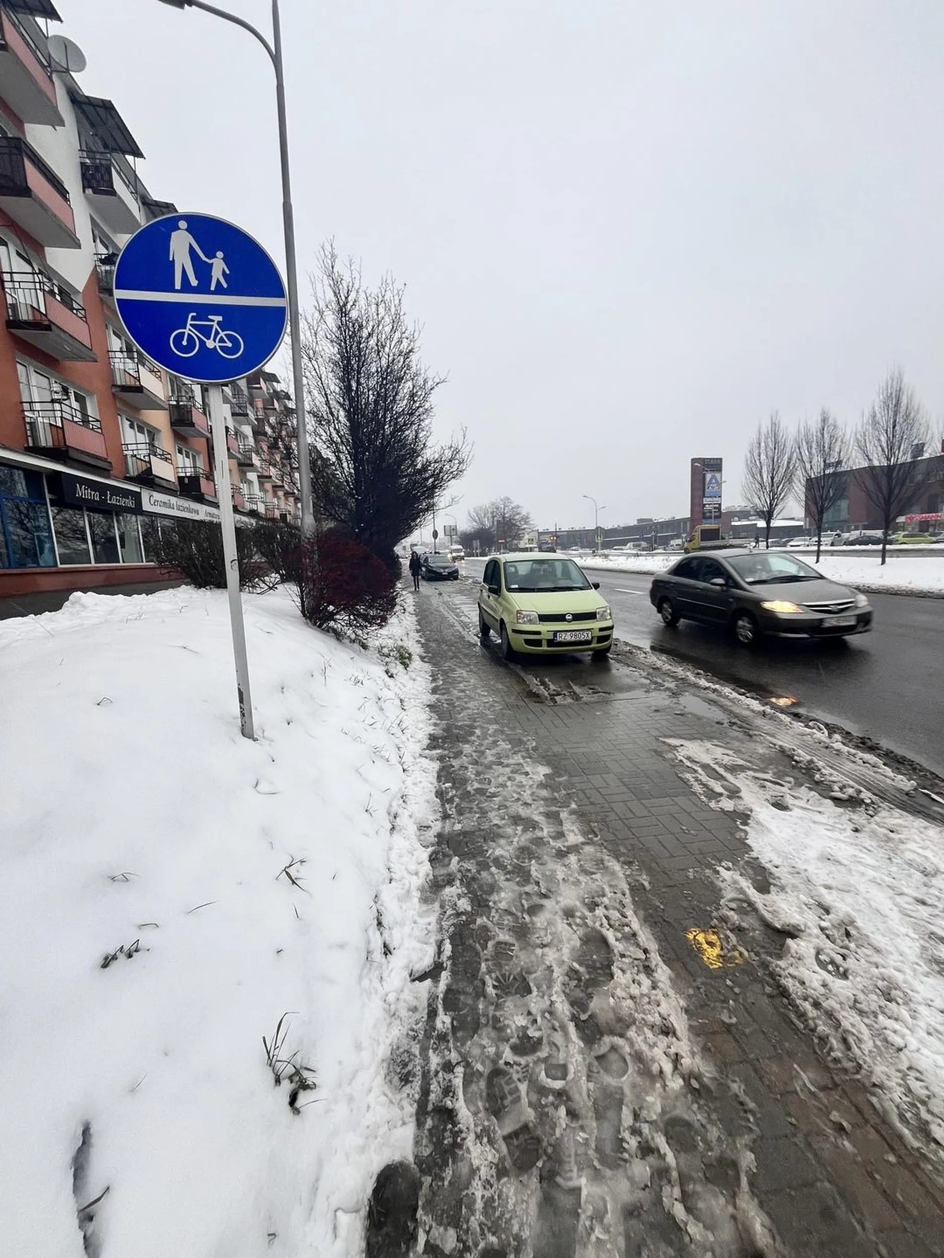 Pani kierująca pojazdę naraża na niebezpieczeństwo rowerzystów. RZ 9805X