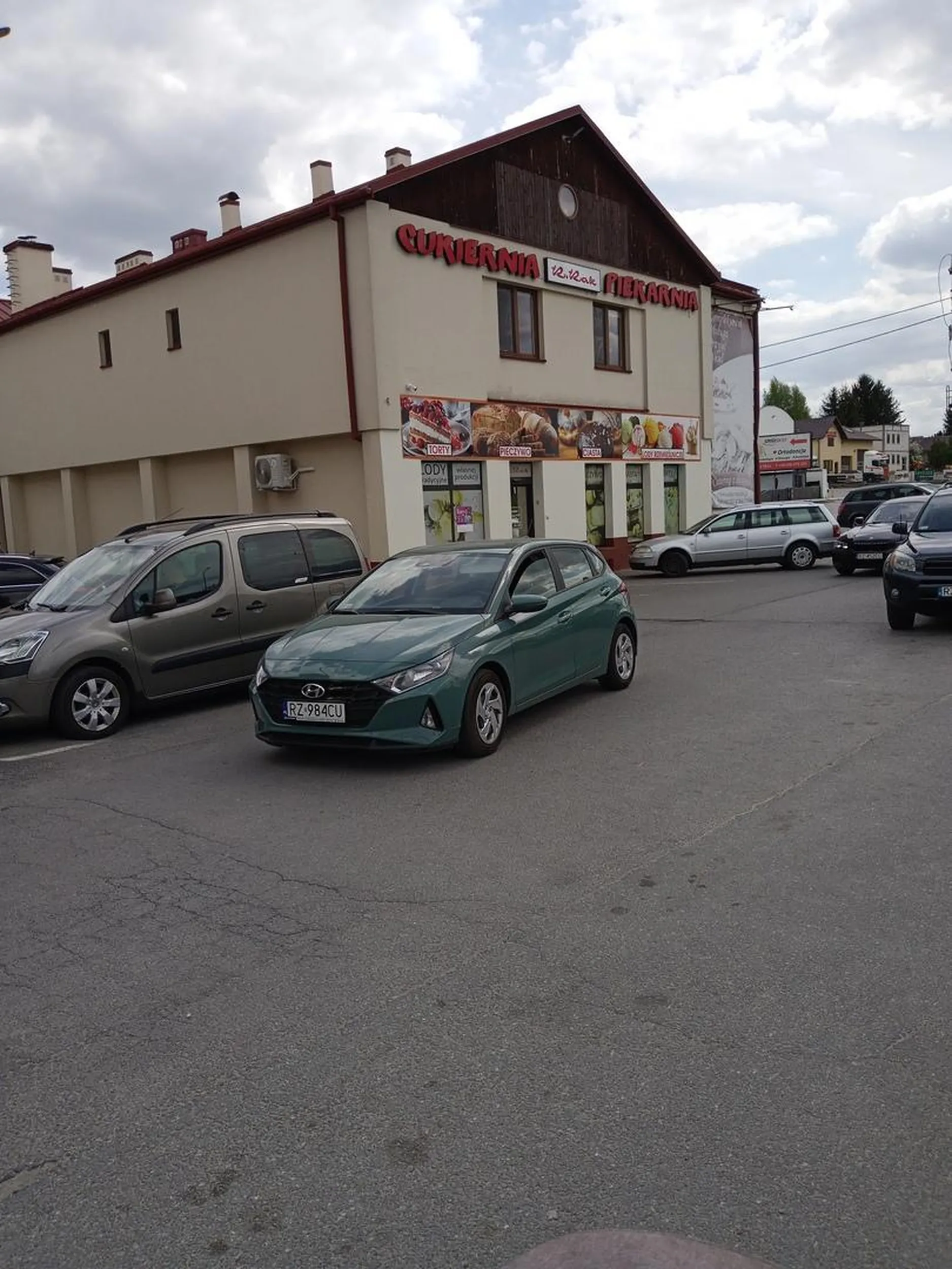 Zaparkował na samym środku parkingu zastawiając wyjazd