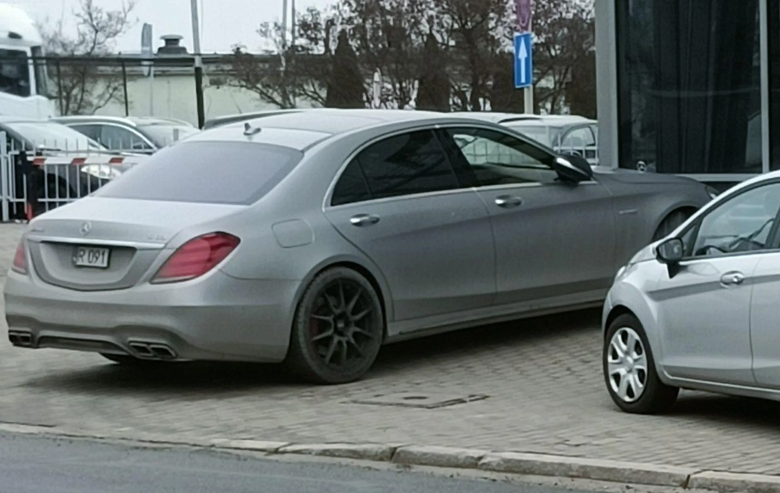 Wystawił dupe na chodnik i zadowolony.