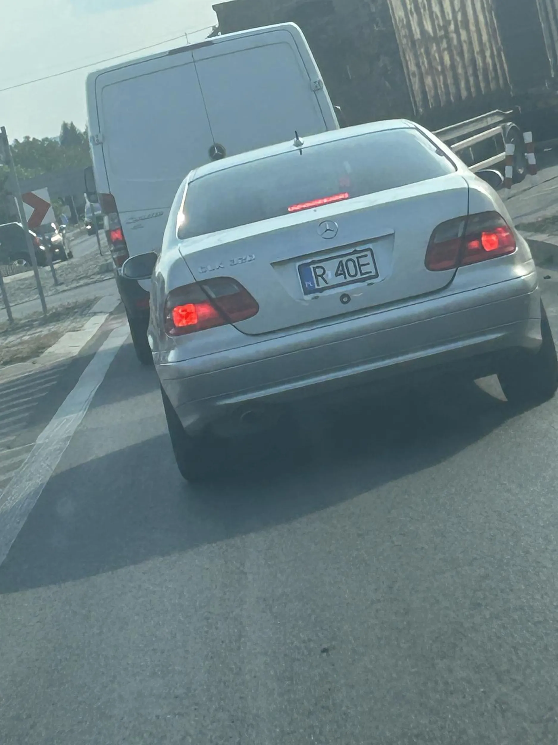 Naucz się jeździć. Wyprzedza na siłę i doprowadza do niebezpiecznych sytuacji na drodze.