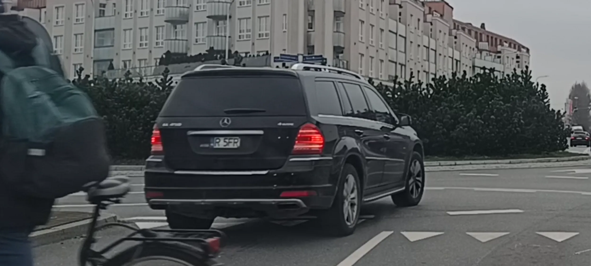 Bandyta drogowy w Piastowie przejeżdża przez przejście dla pieszych przed nosem pieszemu.