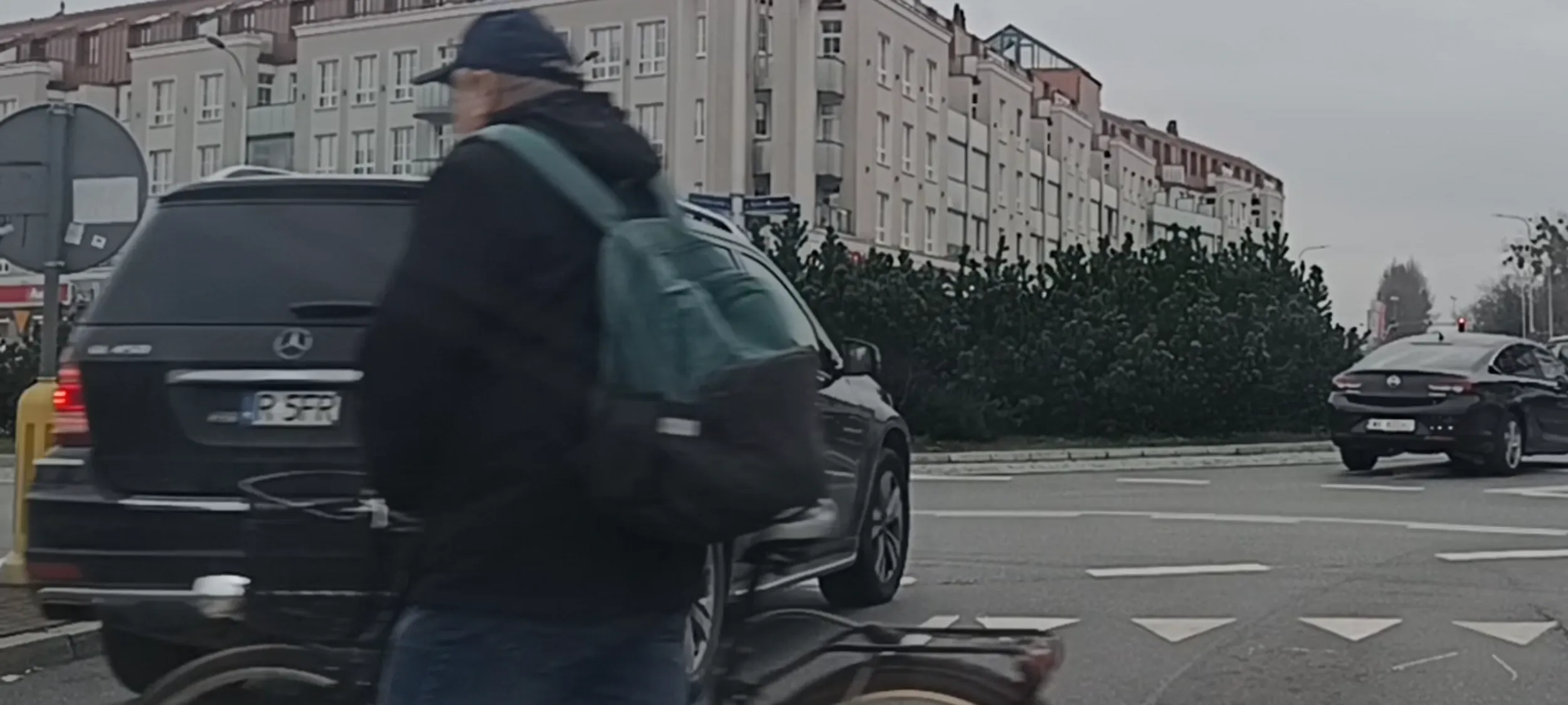 Bandyta drogowy w Piastowie przejeżdża przez przejście dla pieszych przed nosem pieszemu.