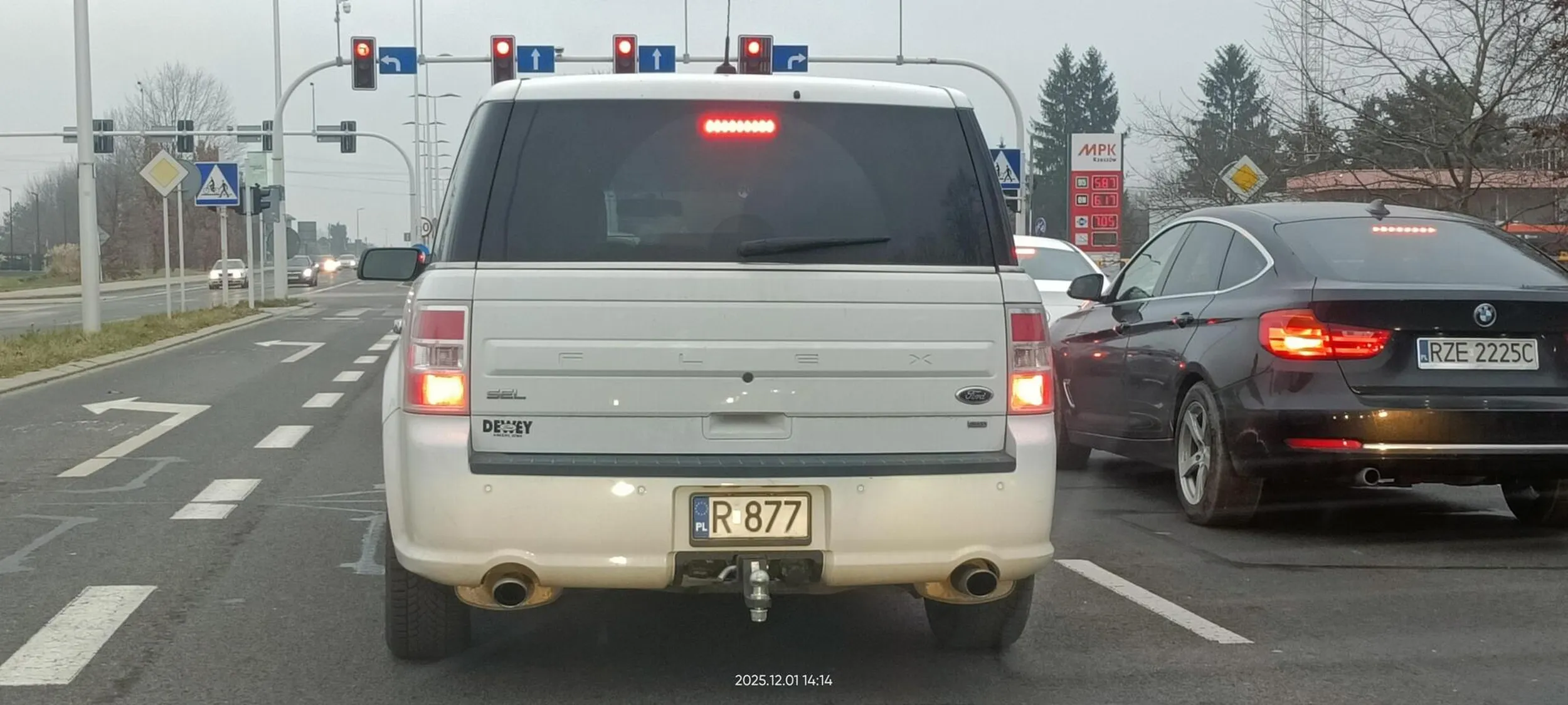 Kierowca wyprzedza na przejściu dla pieszych.