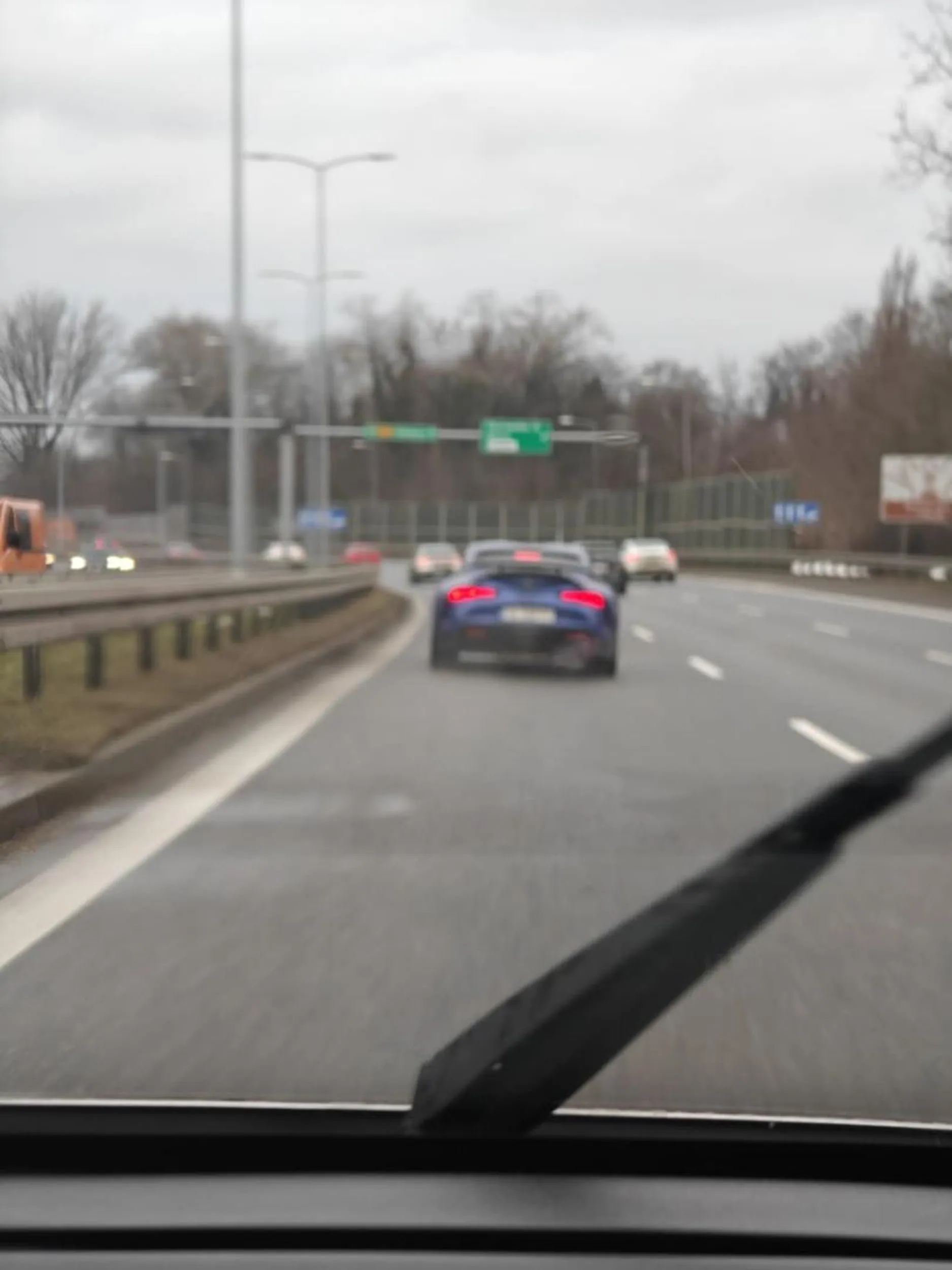 100km/h lewym pasem, jak jest wolne to zjeżdżaj na prawy, bo ruch blokujesz.