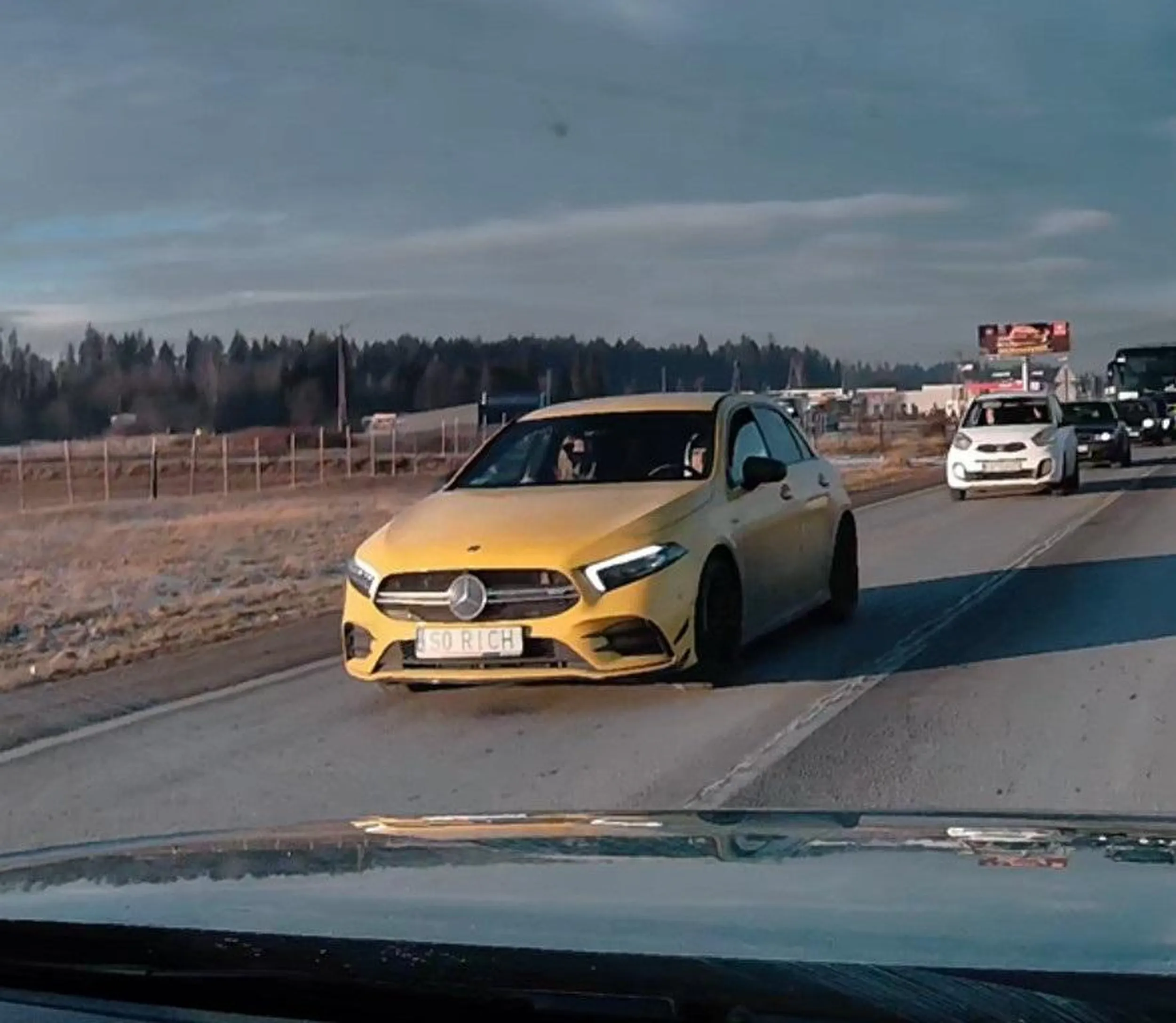 ale cringe, żeby na najtańszy model Mercedesa zakładać tablice mówiące o bogactwie xD