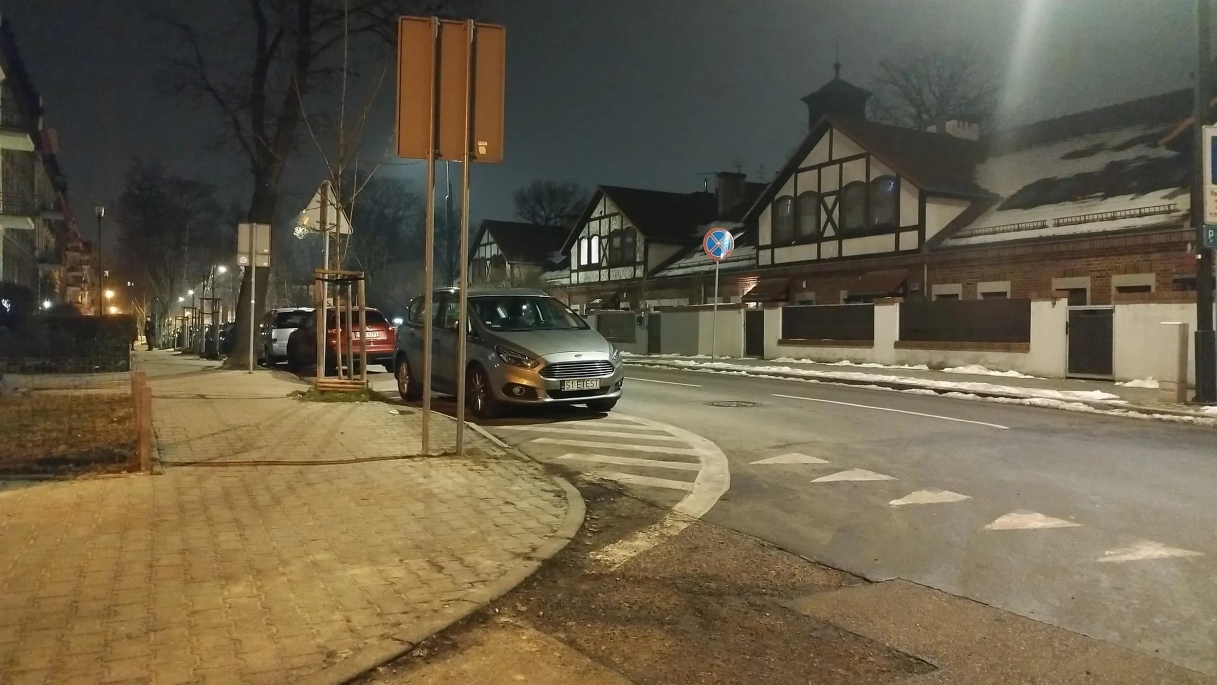 Gliwice, Zawiszy Czarnego/ Długosza. Parkowanie w obrębie skrzyżowania i na powierzchni wyłączonej z ruchu. Ogranicza widoczność