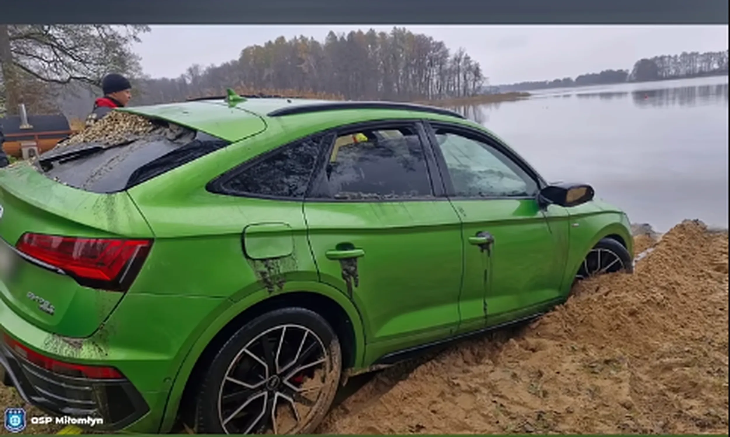 Forza w jeziorze. Pozdrawiam kierowce i współczuję.