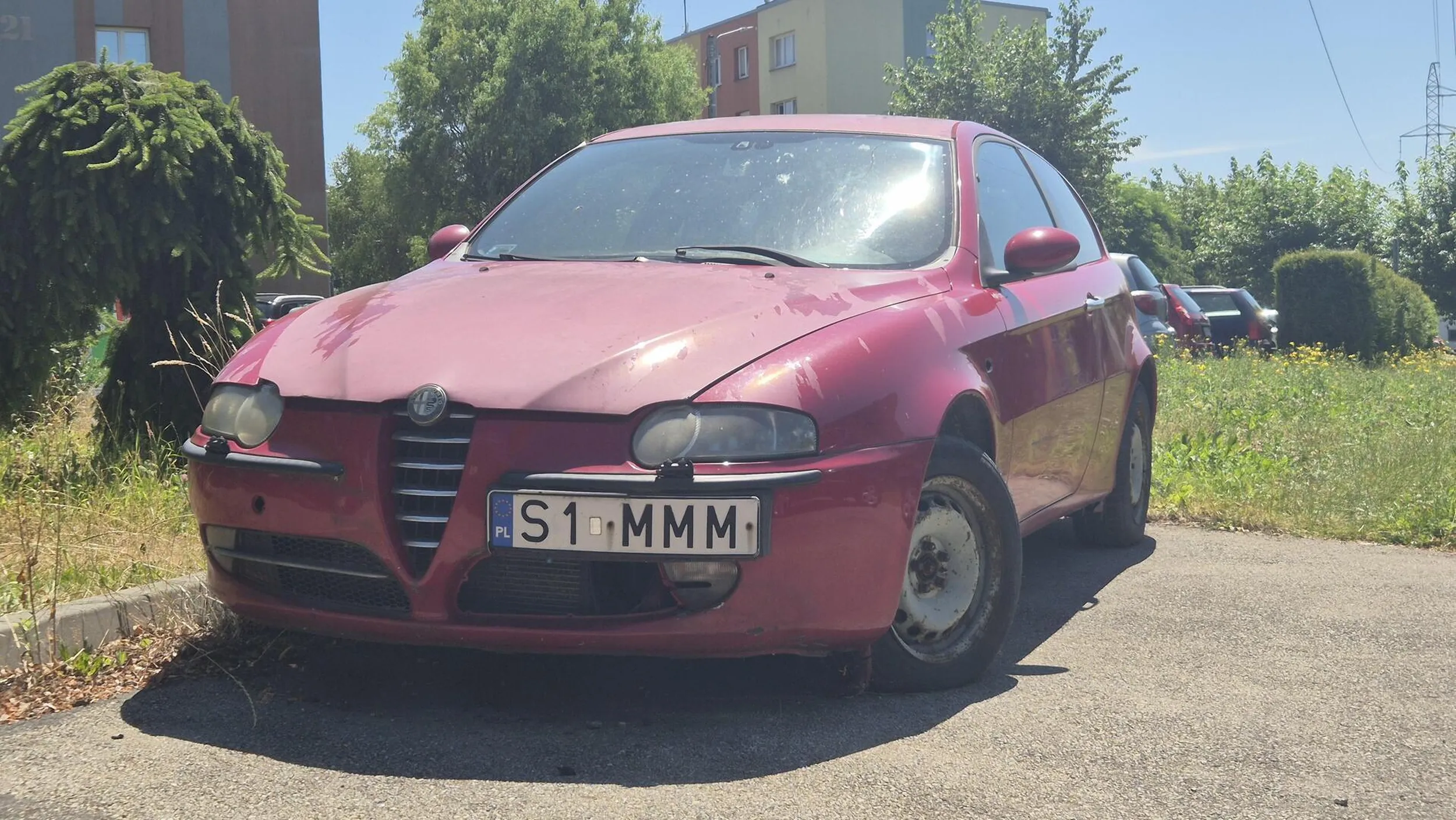 Trup stoi na osiedlu od wielu lat bez ruchu i tylko zajmuje miejsce parkingowe...