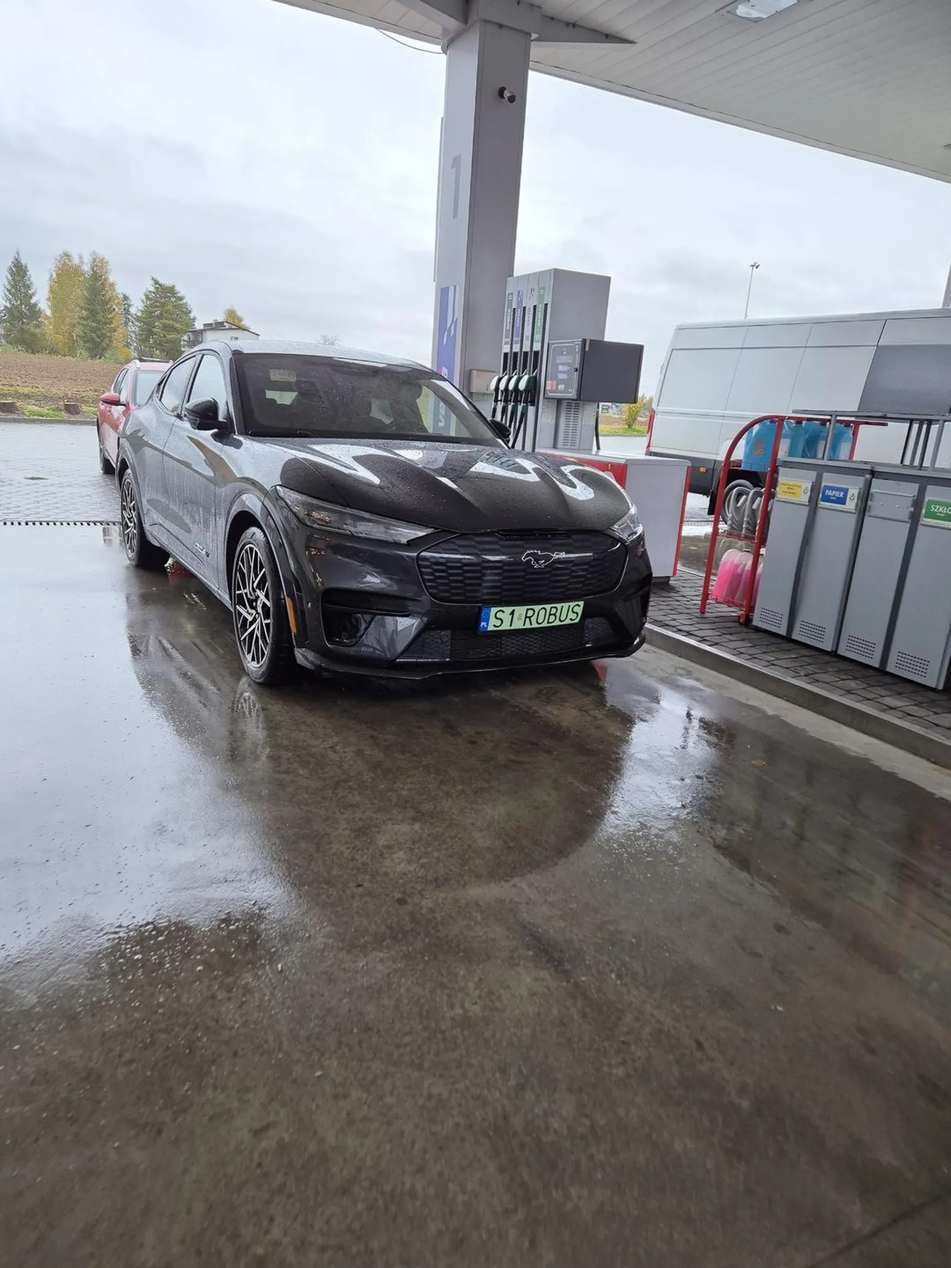 Zatrzymał się przy dystrybutorach i poszedł do toalety.. Zupełnie nie myśli.