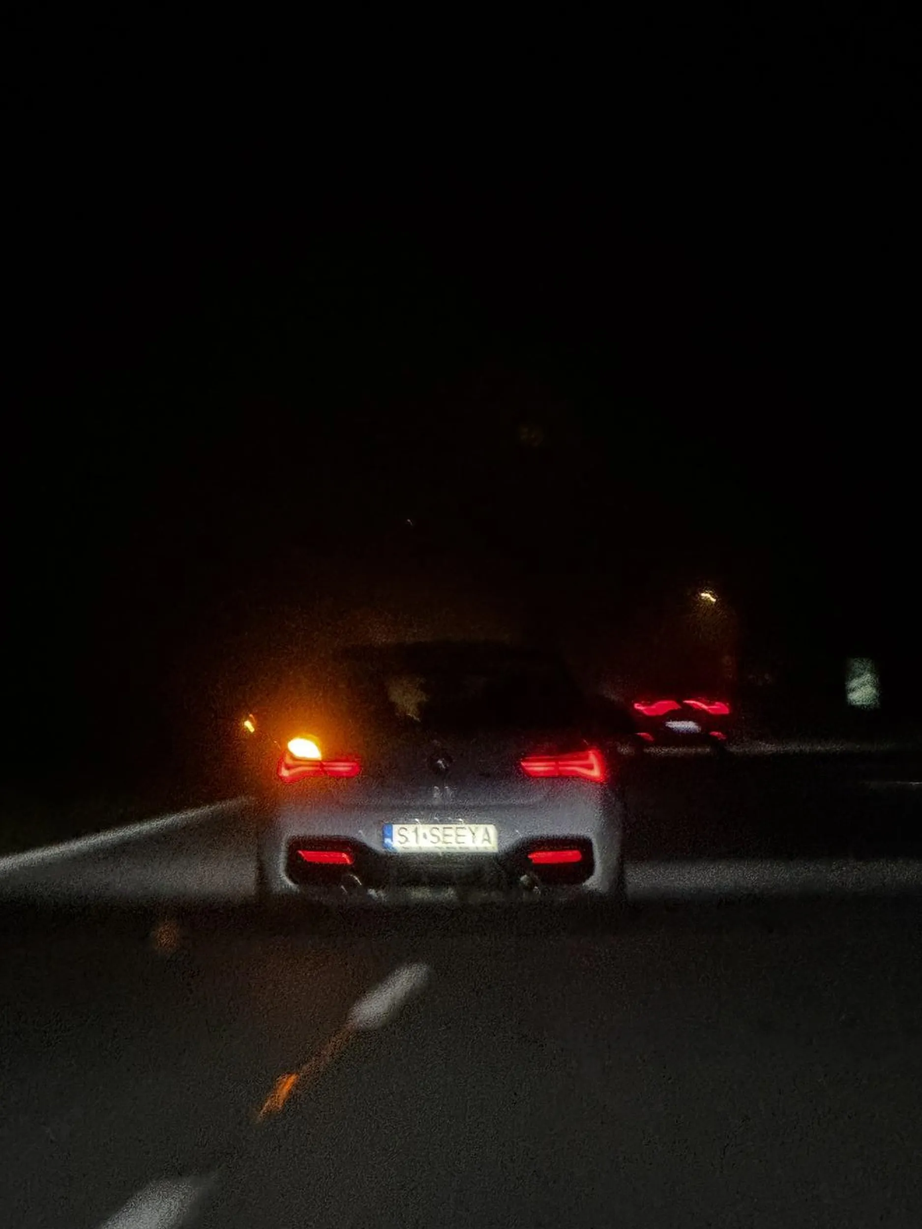 wyprzedzanie, nadmierna prędkość i walenie długimi… trochę rozumu do głowy