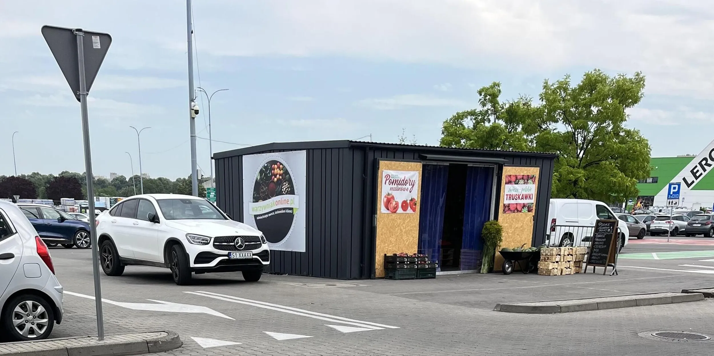 Skoczę tylko na chwilę do warzywniaka. Przecież nie będę stawała na miejscu parkingowym, których jest ogrom wolnych w około. ?