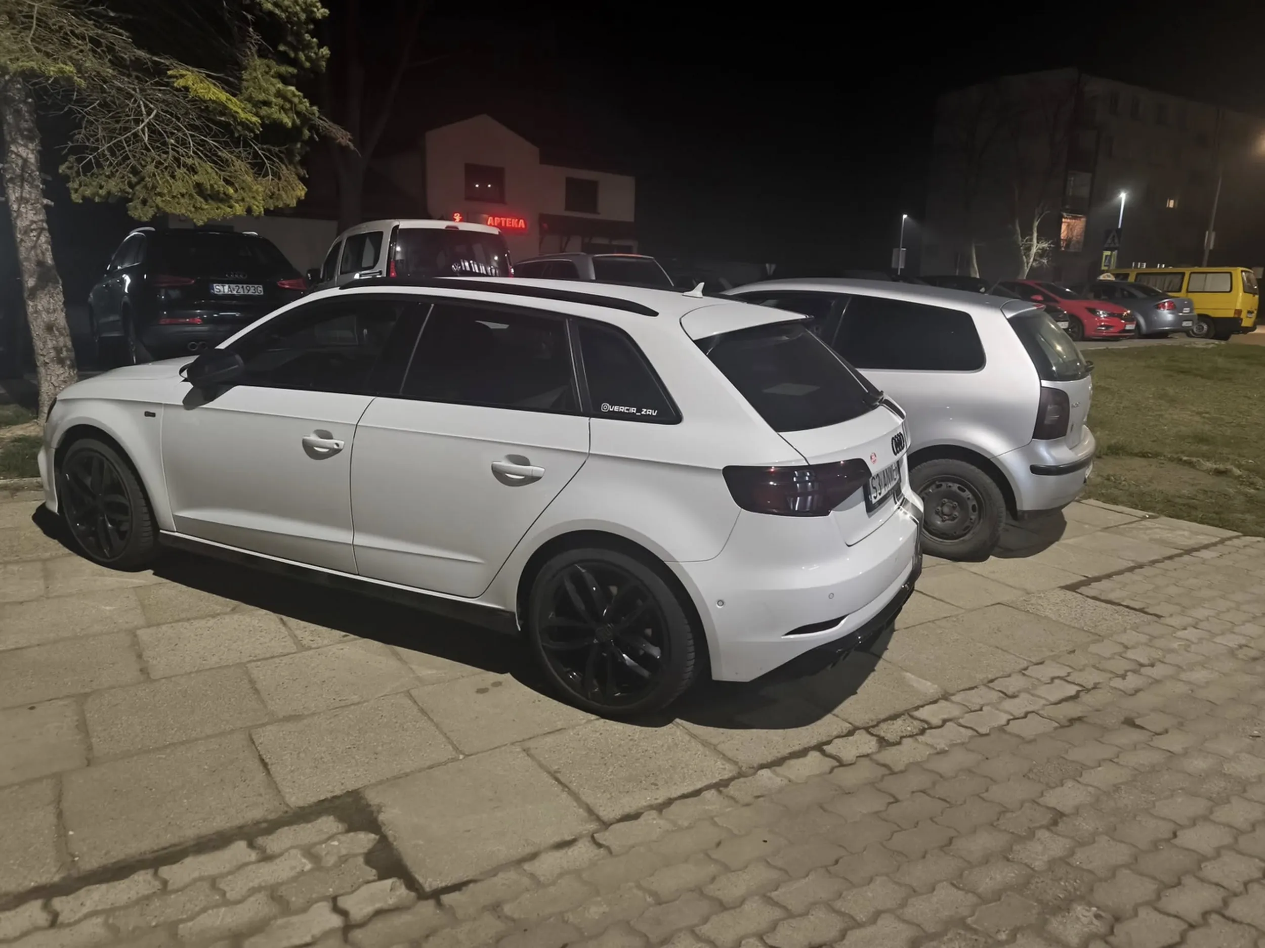 Stanowczo zachęcam do zarysowania tej suce samochodu, od kilku tygodni staje na samym środku chodnika w Tarnowskich Górach.