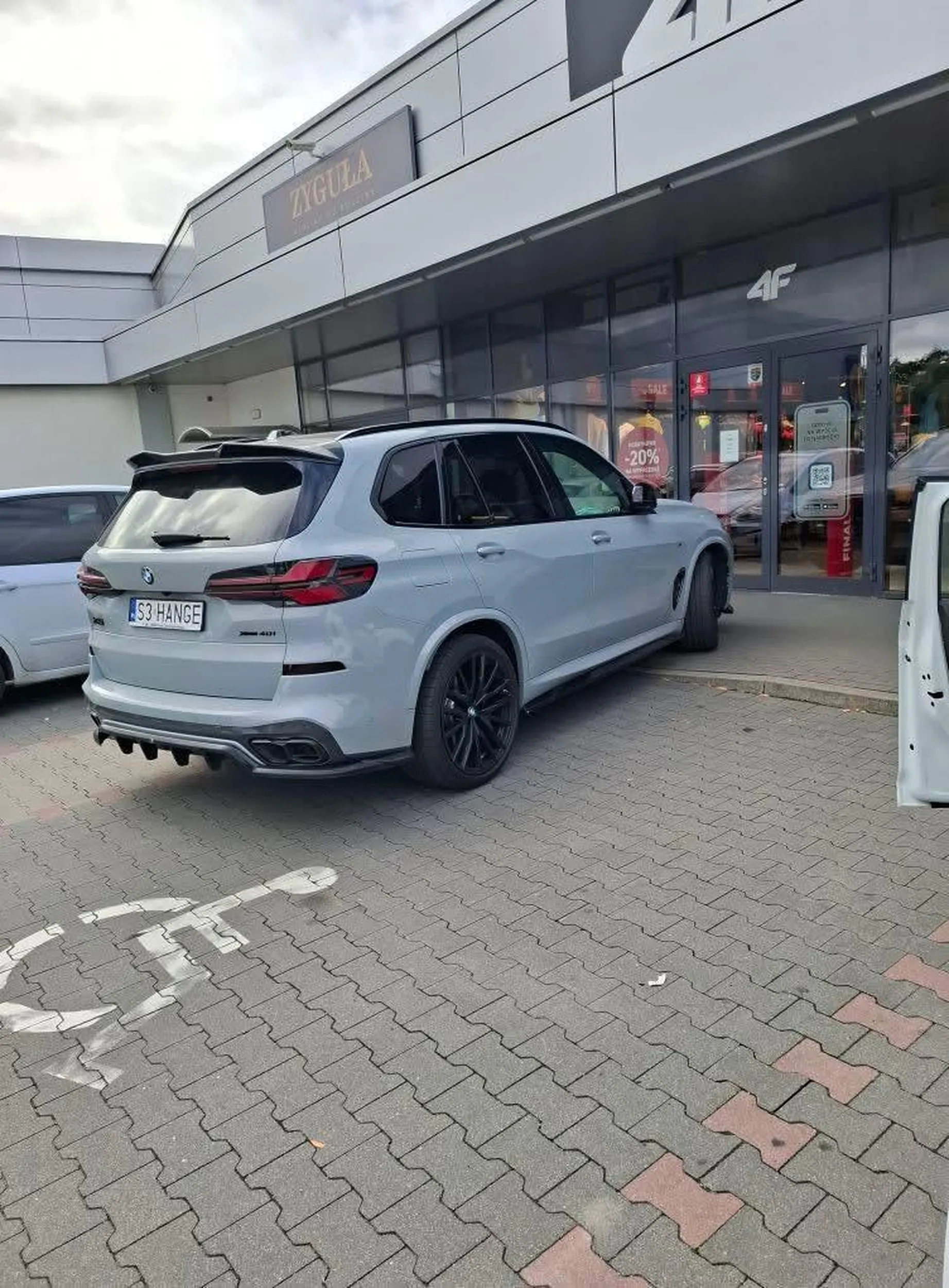 Niesprawne systemy wspomagania parkowania, sugerowany zakup nowego auta.