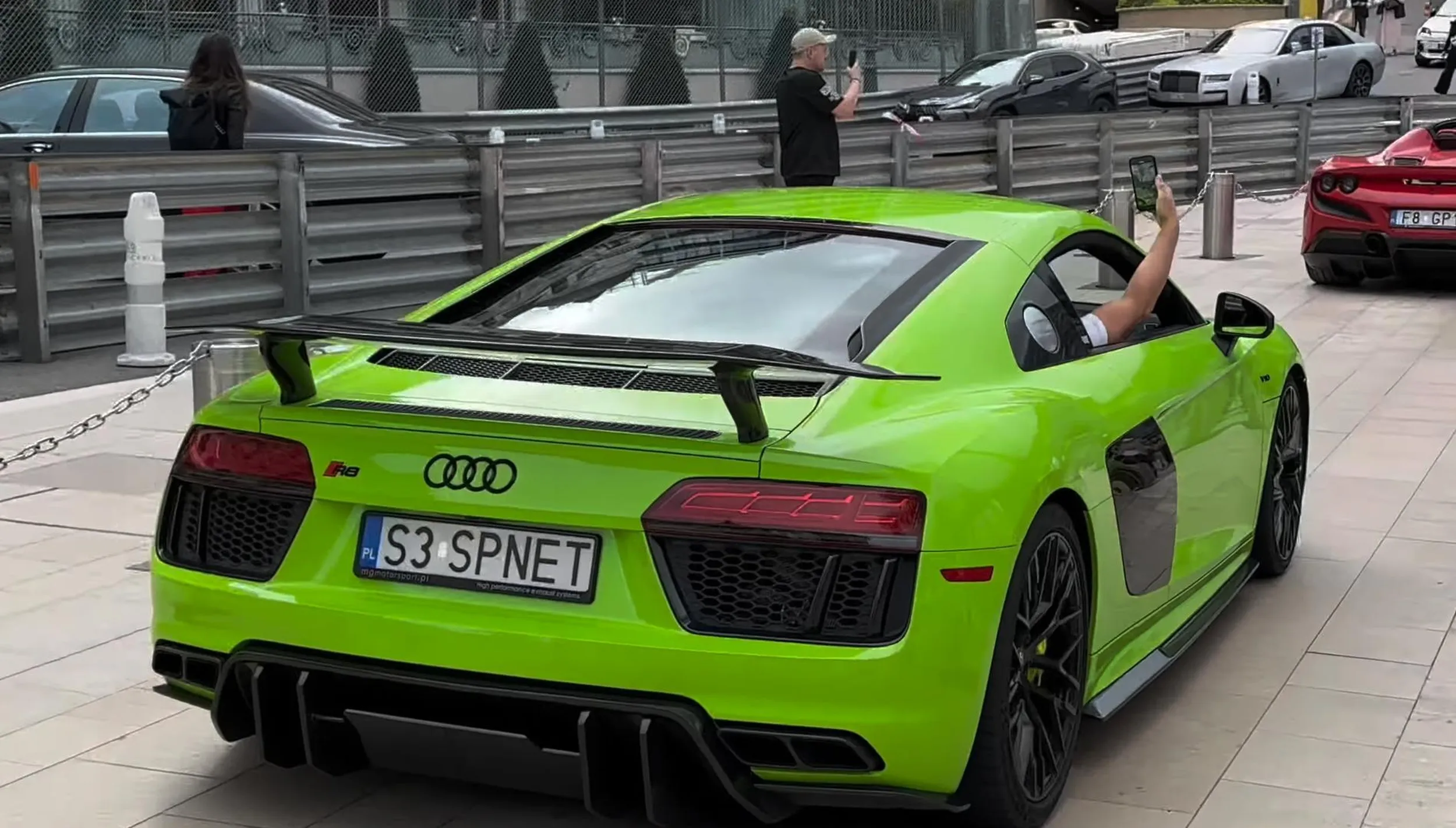 Obciach w Monako robią tylko małe polaczki ....przed hotelem Żenada oczywiście dlaczego ano trzeba było   zagłuszyć spokój przerdzewiałym wydechem więc musieliśmy zacząć rozmawiać po angielsku żeby nas nie powiązano z wsią gdzie to polaczki wszędzie zawiozą